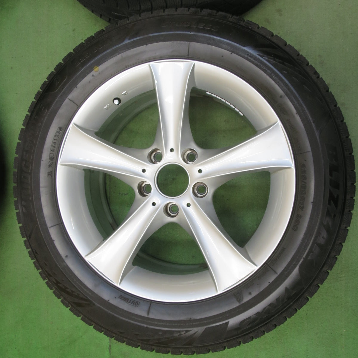 バリ溝!23年!キレイ!9.5分以上★BMW 等 AGA Bayern 225/60R17 スタッドレス ブリヂストン ブリザック VRX3 バイエルン 17インチ PCD120/5H★5092201イス