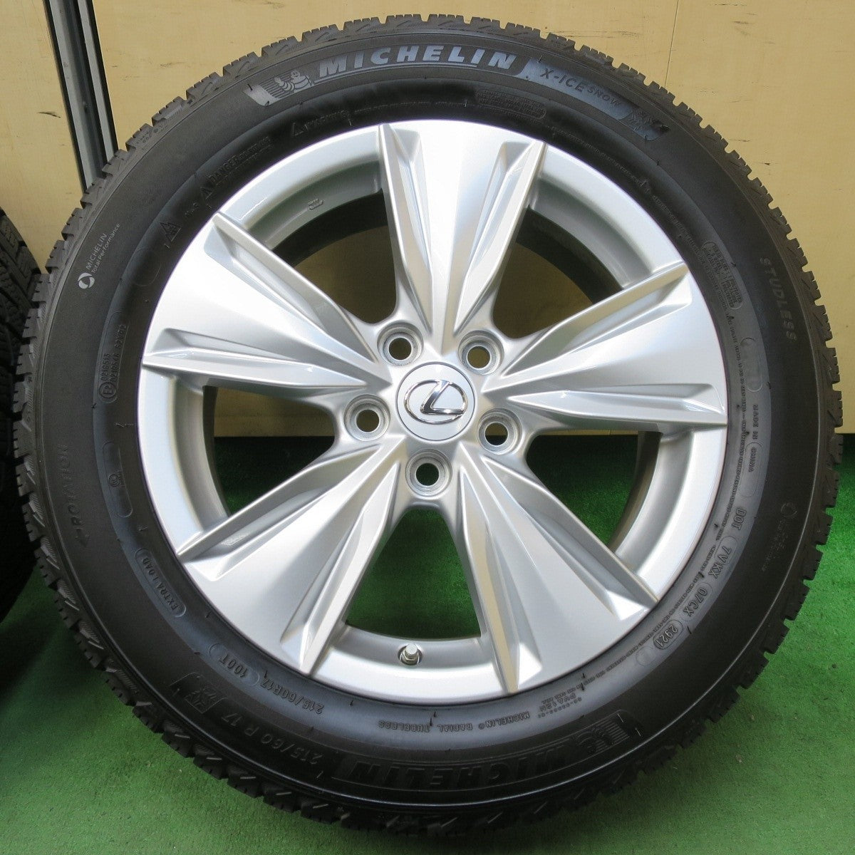センサー付!バリ溝!21年!キレイ!9.5分以上★レクサス UX バージョンC 純正 215/60R17 スタッドレス ミシュラン X-ICE SNOW 17インチ PCD114.3/5H★5012812イス
