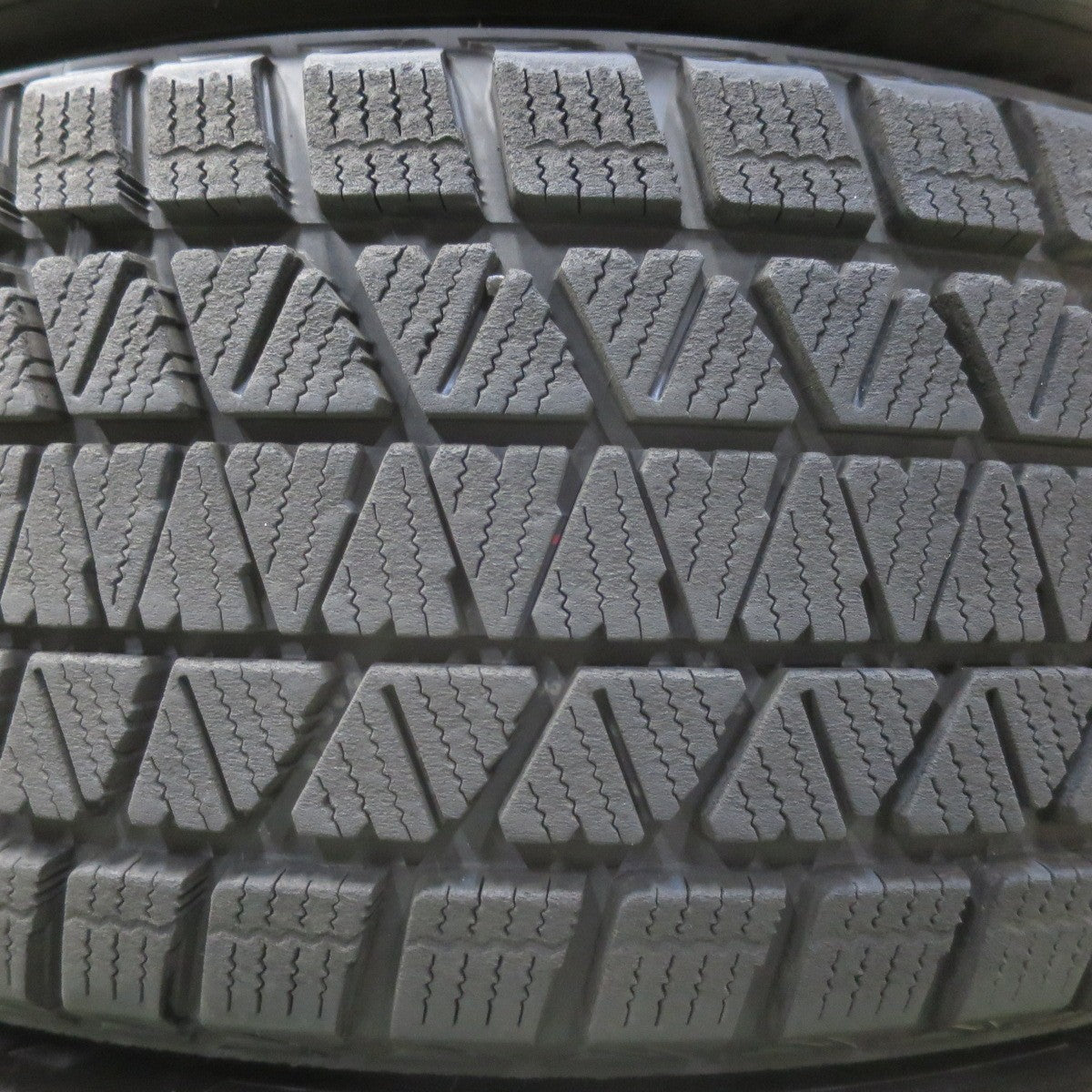 バリ溝!22年!キレイ!9.5分★スタッドレス 235/60R18 ブリヂストン ブリザック DM-V3 Exsteer エクスター 18インチ PCD114.3/5H★5092003イス