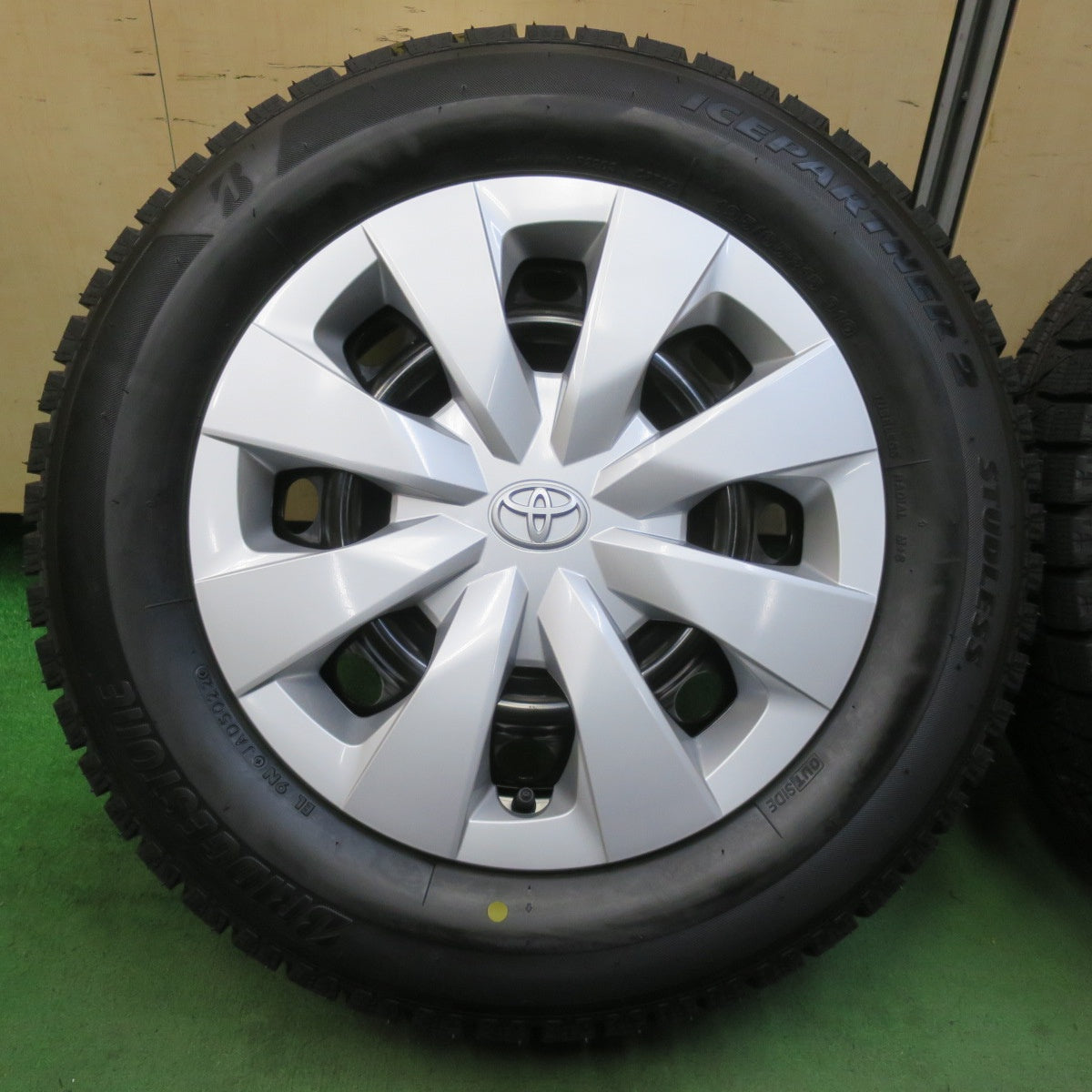 未使用!22年★トヨタ カローラ ツーリング 純正 スチール 195/65R15 スタッドレス ブリヂストン アイスパートナー2 15インチ PCD100/5H★5072802イス