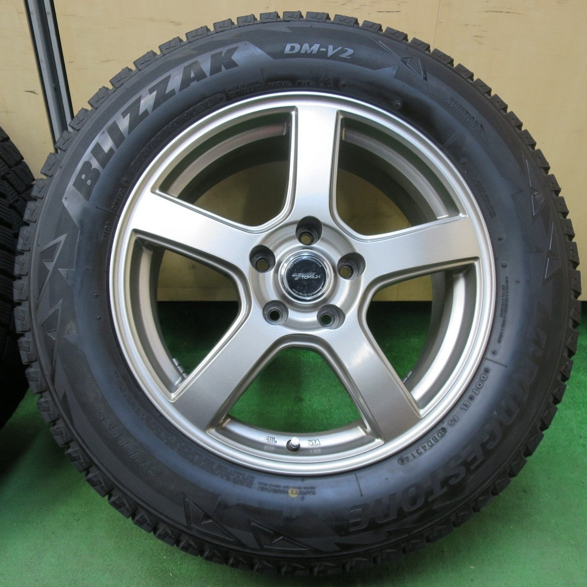 バリ溝!キレイ!9分★スタッドレス 225/65R17 ブリヂストン ブリザック DM-V2 TOPRUN トップラン 17インチ PCD114.3/5H★5010305イス