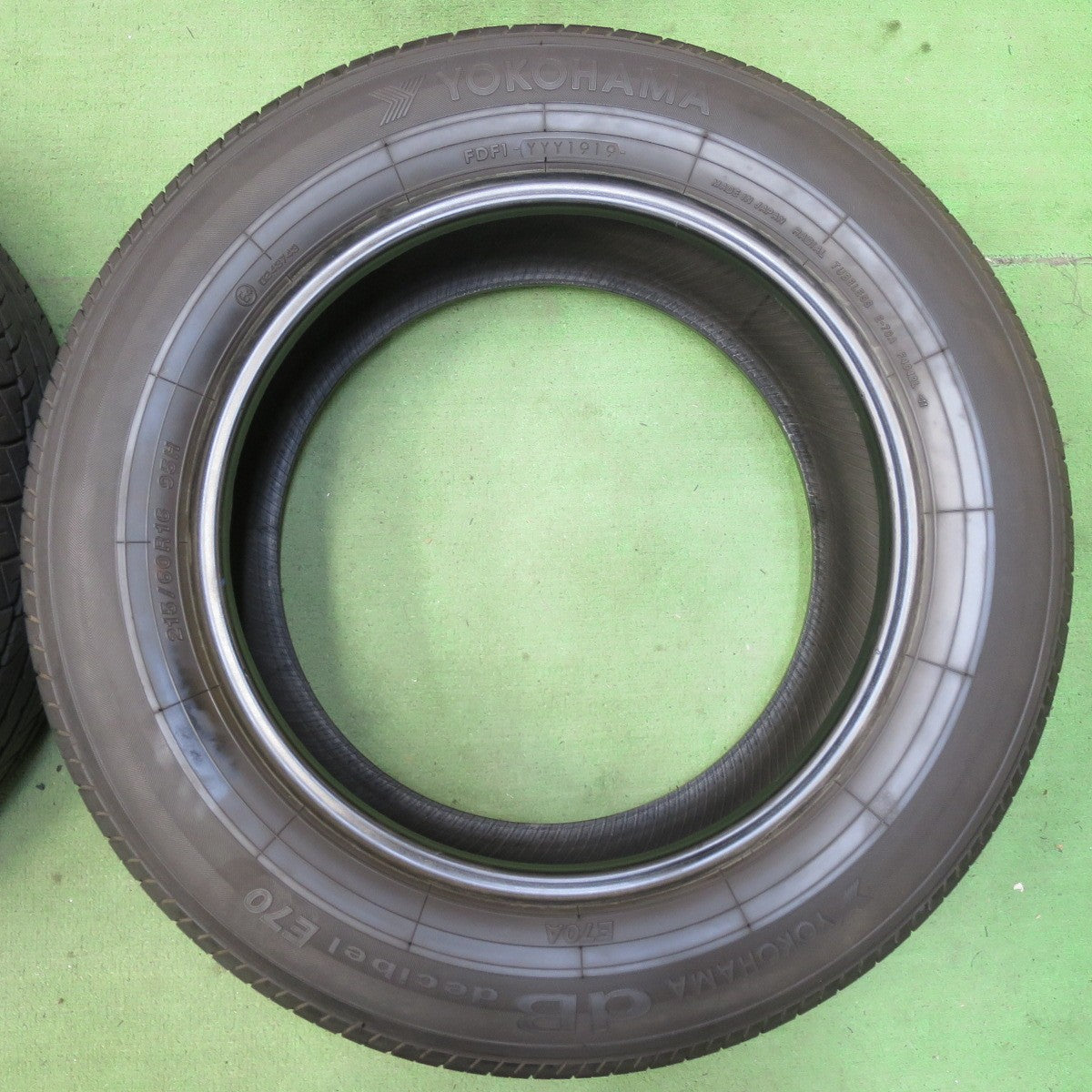 バリ溝!9分★215/60R16 ヨコハマ dB デシベル E70 E70A タイヤ 16インチ アルファード エスティマ オデッセイ ヴェゼル CX-5 等★5061505イノタ