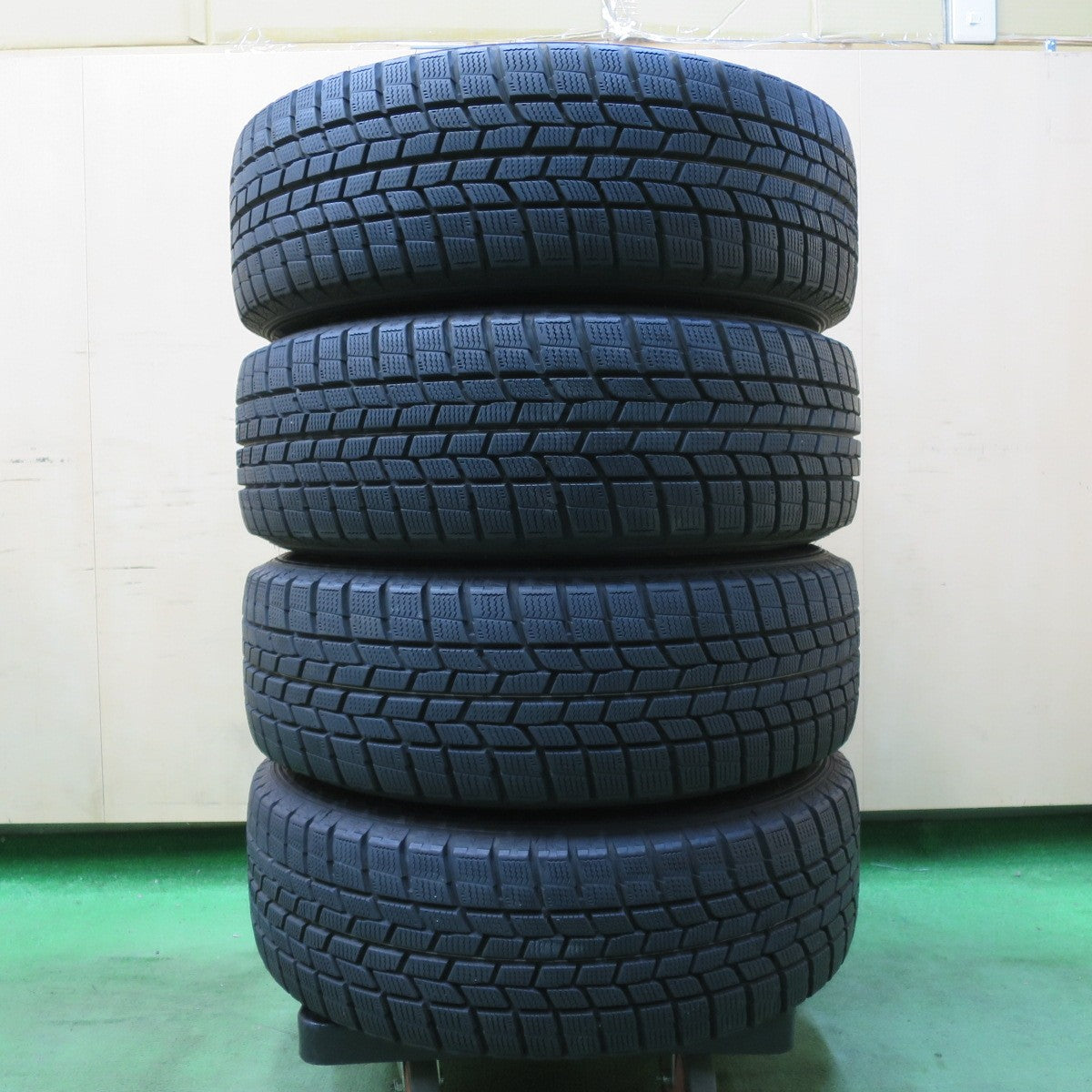 バリ溝!キレイ!9.5分以上★スタッドレス 195/65R15 グッドイヤー アイスナビ6 NIRVANA NV ニルバーナ ニルヴァーナ 15インチ PCD114.3/5H★5040907イス
