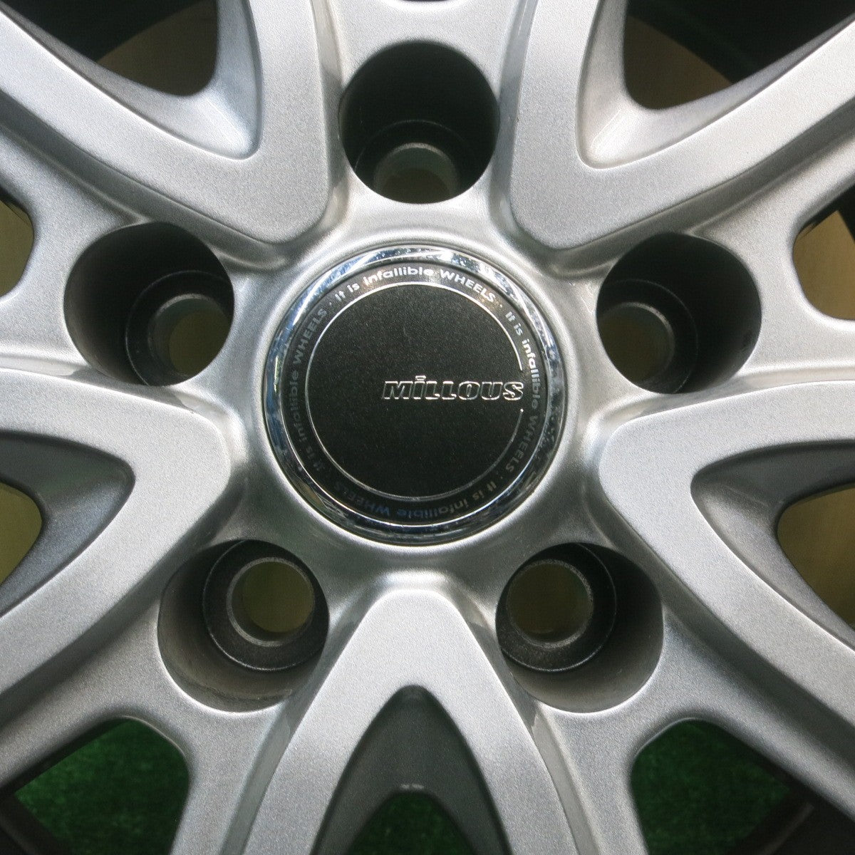 バリ溝!22年!キレイ!9.5分以上★スタッドレス 225/65R17 グッドイヤー アイスナビ SUV MiLLOUS ミルアス 17インチ PCD114.3/5H★5050201AKス