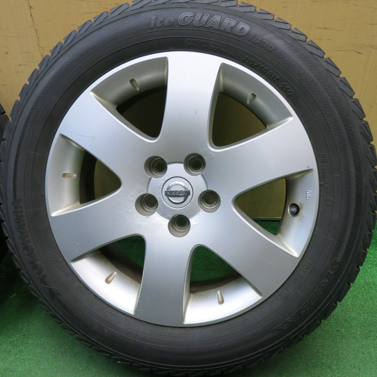 4本価格★日産 プレサージュ 純正 215/60R17 スタッドレス ヨコハマ アイスガード iG30 17インチ PCD114.3/5H★5041802TNス