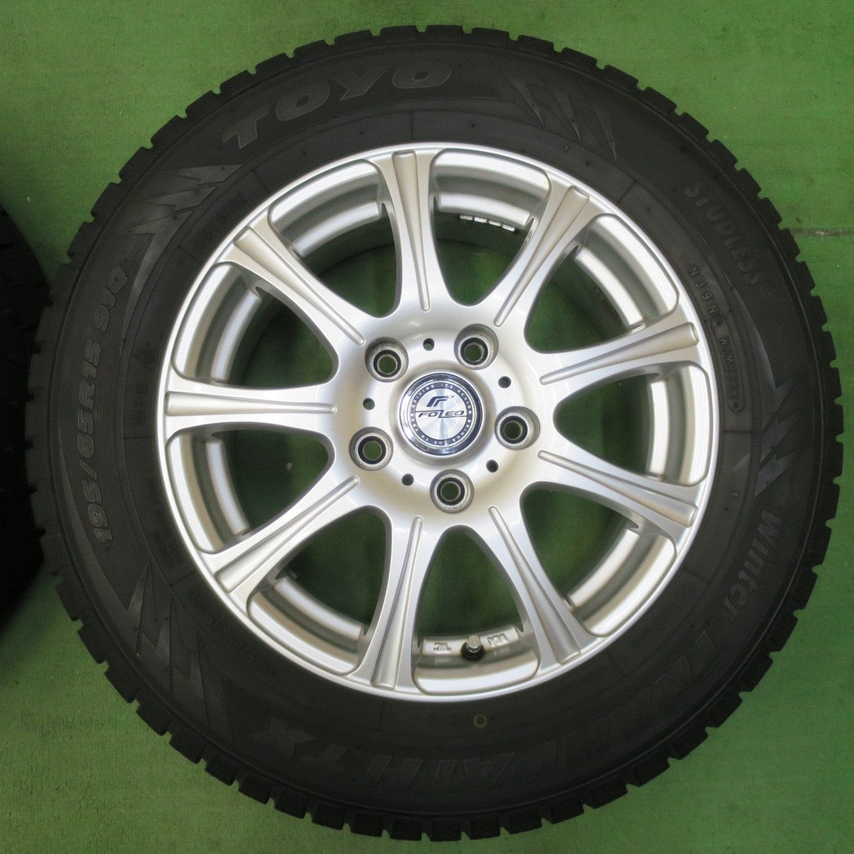 バリ溝!22年!キレイ!9.5分★スタッドレス 195/65R15 トーヨー ウインター トランパス TX FOLEO フォレオ 15インチ PCD114.3/5H★5032703イス