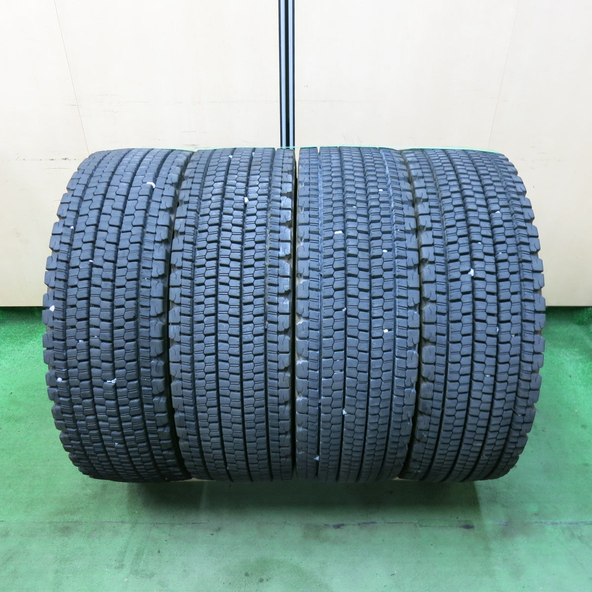 バリ溝!24年!9分★トラック タイヤ 265/70R19.5 140/138J スタッドレス ブリヂストン W900 19.5インチ★5061902SYスタ