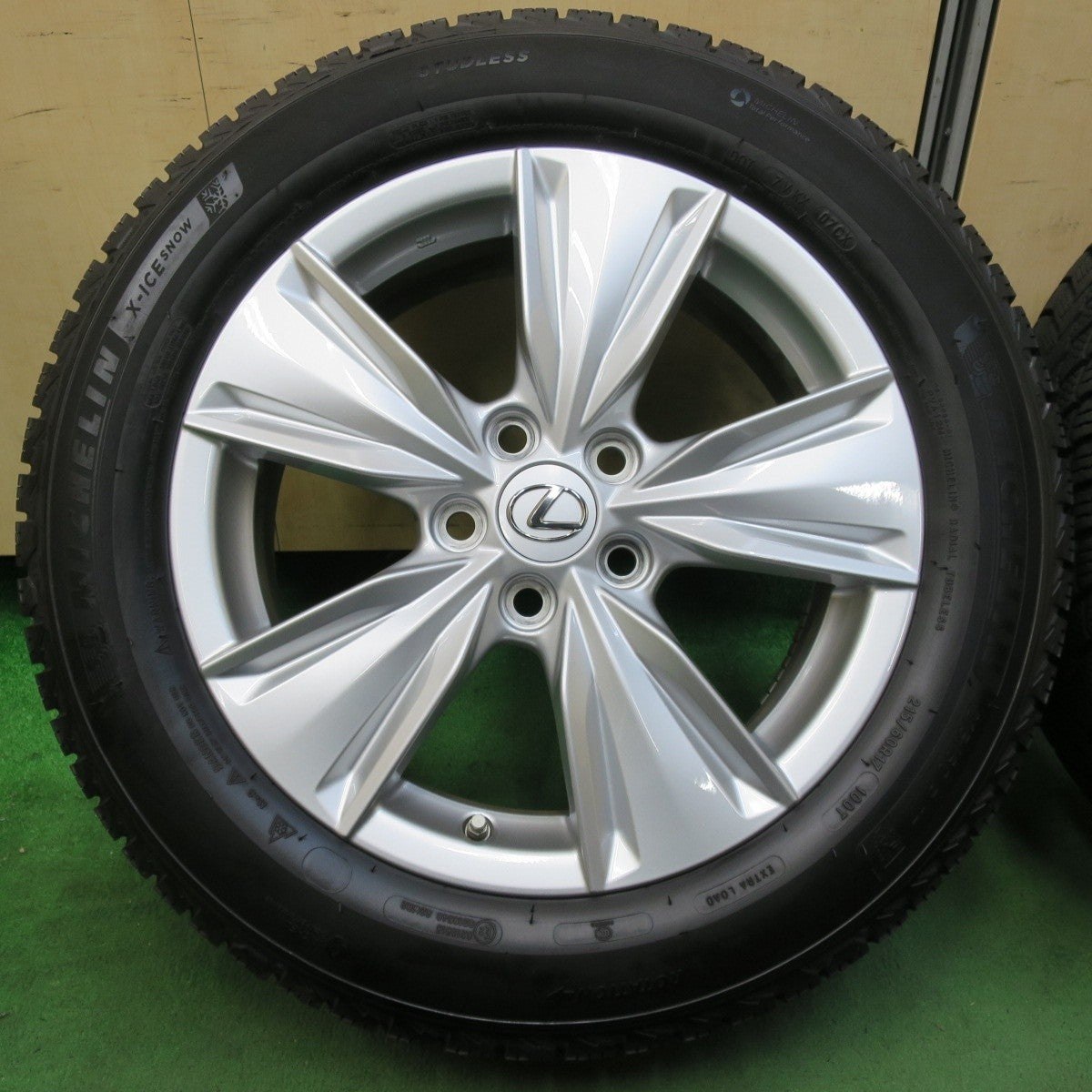 センサー付!バリ溝!21年!キレイ!9.5分以上★レクサス UX バージョンC 純正 215/60R17 スタッドレス ミシュラン X-ICE SNOW 17インチ PCD114.3/5H★5012812イス