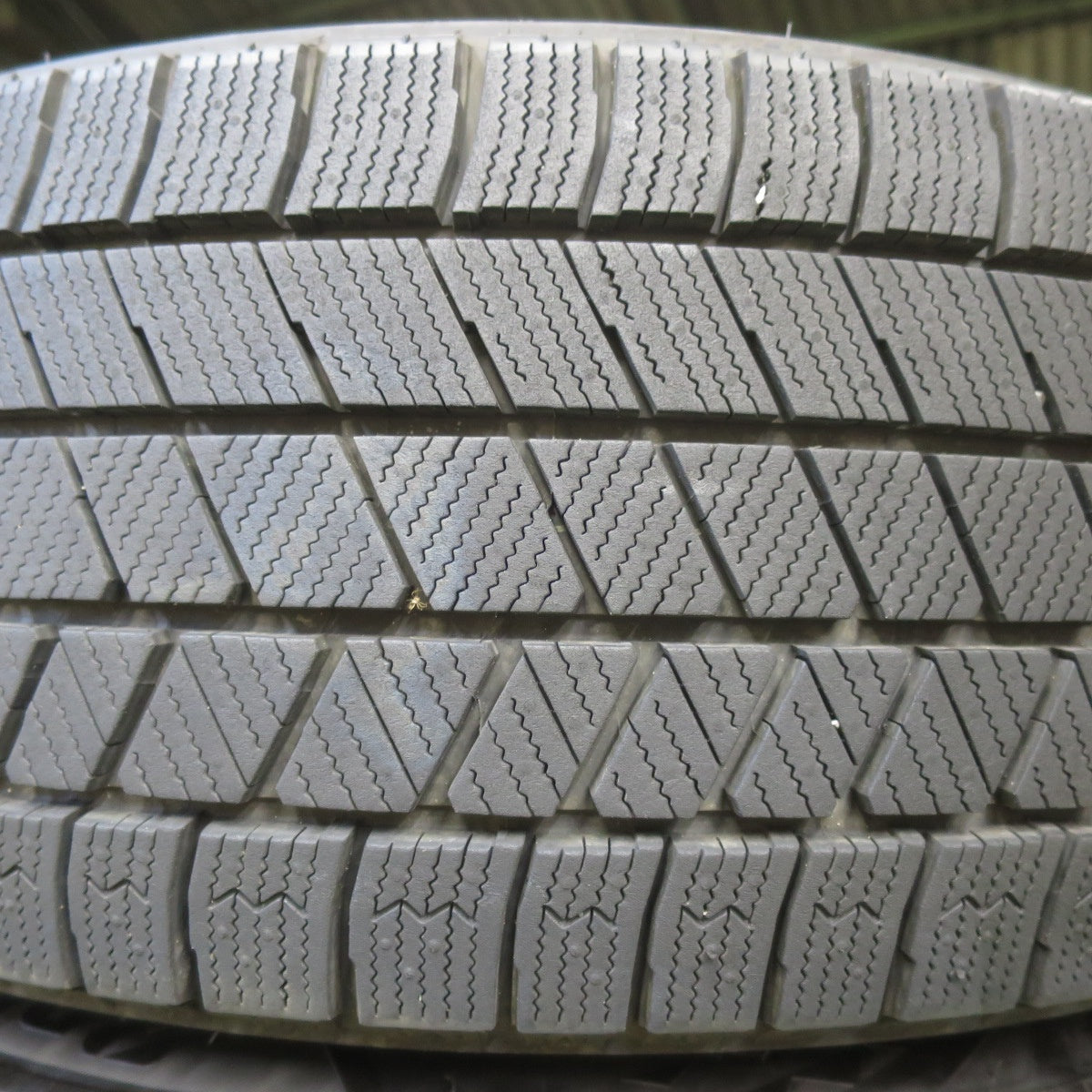 バリ溝!23年!キレイ!9.5分以上★BMW 等 AGA Bayern 225/60R17 スタッドレス ブリヂストン ブリザック VRX3 バイエルン 17インチ PCD120/5H★5092201イス