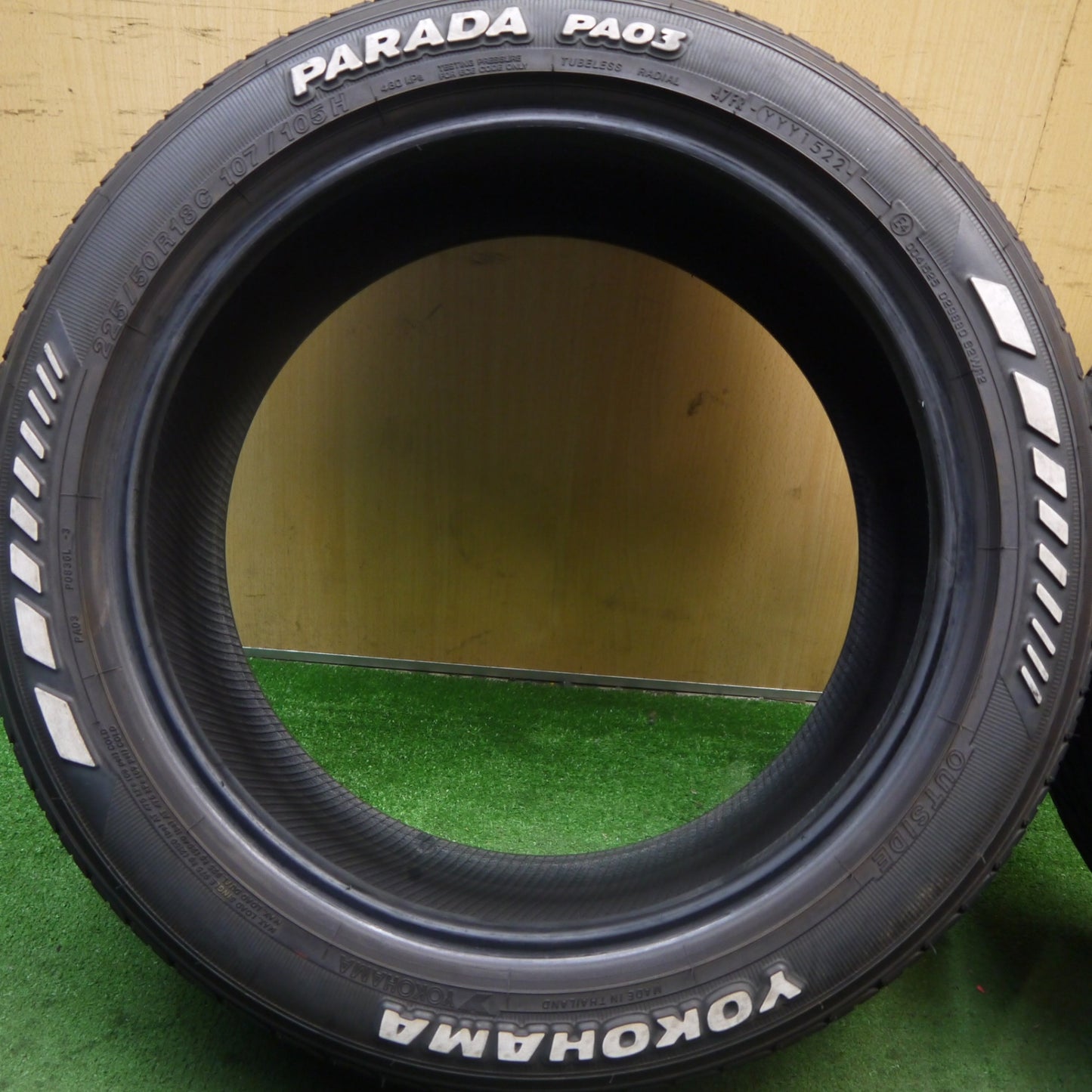 バリ溝!22年!9.5分★225/50R18 ヨコハマ PARADA PA03 ホワイトレター タイヤ 18インチ ハイエース キャラバン 等★5090302Hノタ