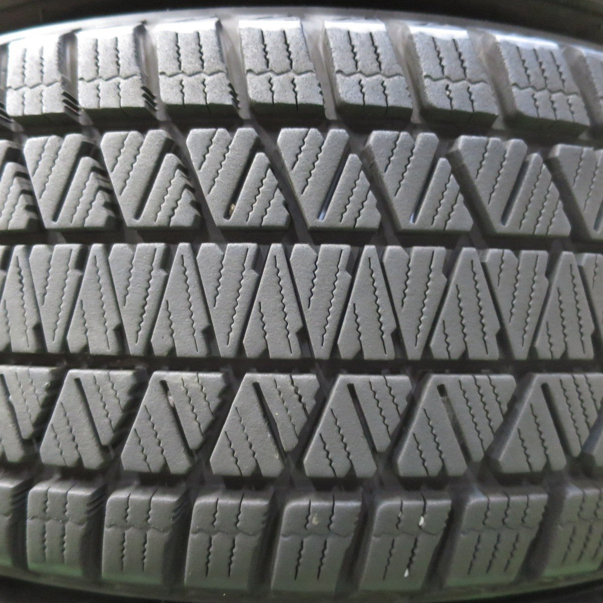 バリ溝!キレイ!9.5分★スタッドレス 225/60R17 ブリヂストン ブリザック DM-V3 PREO プレオ 17インチ PCD114.3/5H★5022713イス