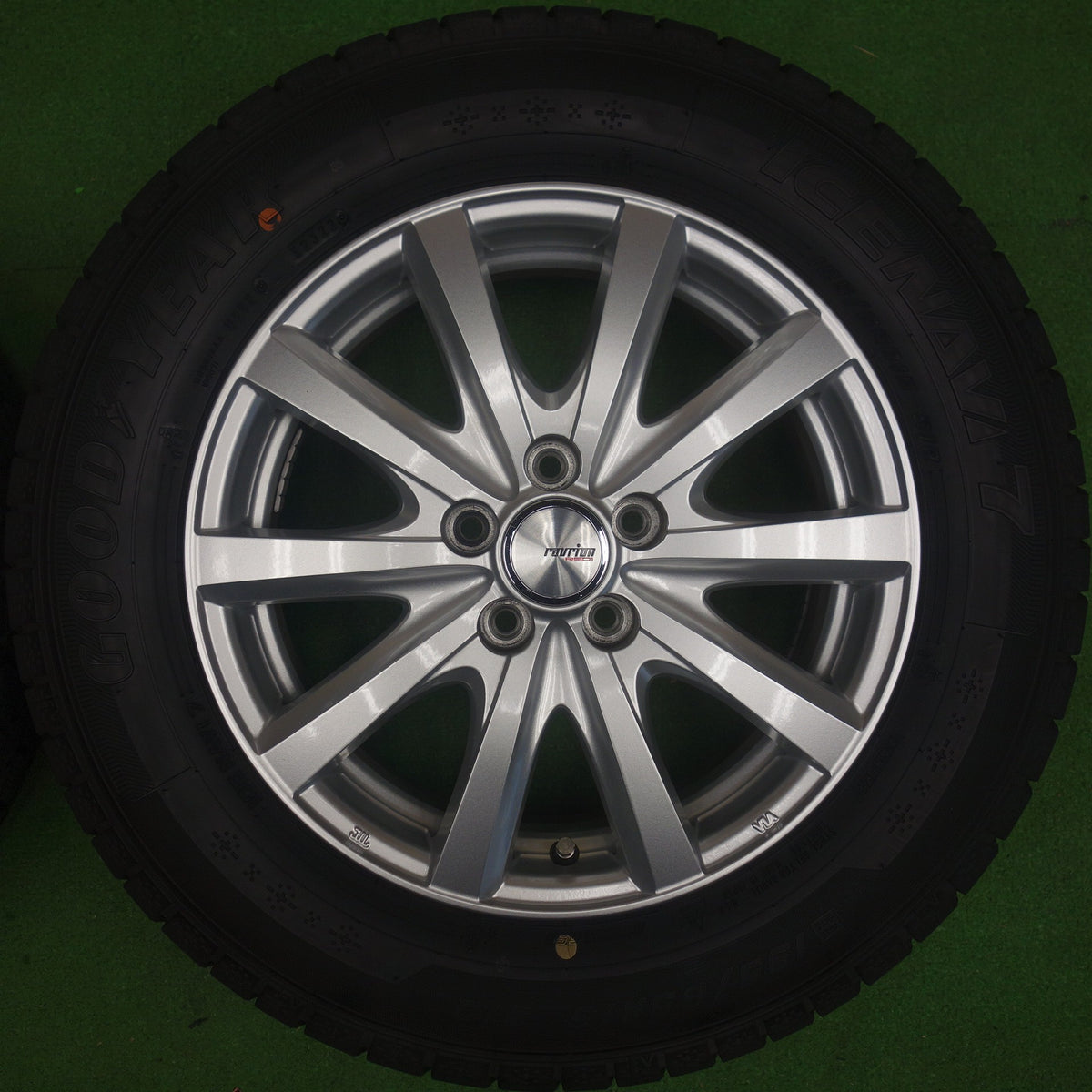 バリ溝!22年!キレイ!9.5分★プリウス 等 195/65R15 スタッドレス グッドイヤー アイスナビ7 ravrion RS01 ラブリオン 15インチ PCD100/5H★6051803KTス
