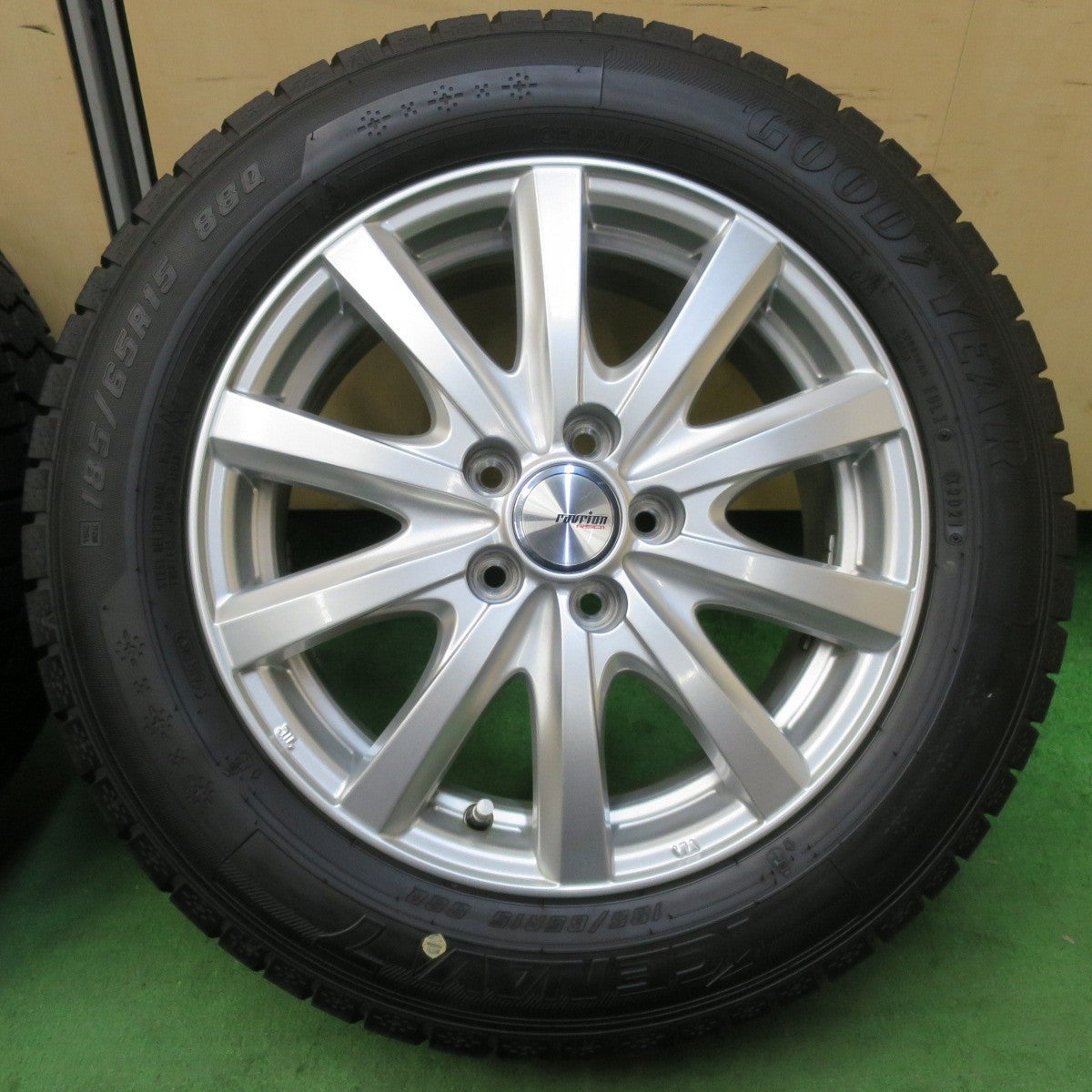 バリ溝!21年!キレイ!ほぼ10分★シエンタ 等 185/65R15 スタッドレス グッドイヤー アイスナビ7 ravrion RS01 ラブリオン 15インチ PCD100/5H★5012004イス