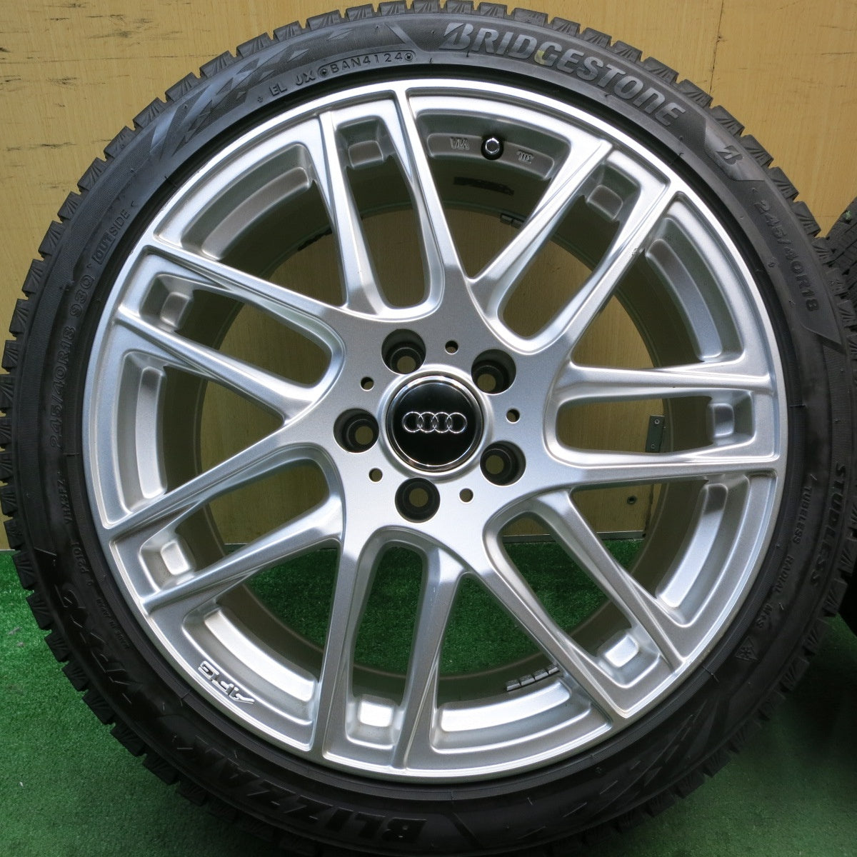 バリ溝!24年!キレイ!9.5分★アウディ 等 EURO AFG 245/40R18 スタッドレス ブリヂストン ブリザック VRX3 ユーロ 18インチ PCD112/5H★5092003HAス