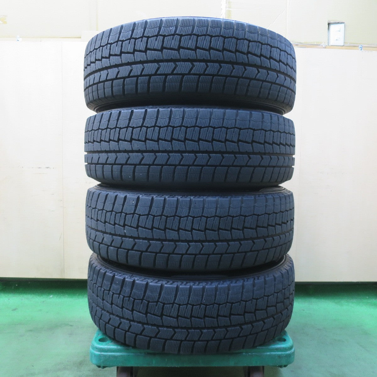 バリ溝!24年!キレイ!9.5分★スタッドレス 215/60R17 ダンロップ ウインターマックス WM02 LEBEN BX レーベン 17インチ PCD114.3/5H★5123012イス