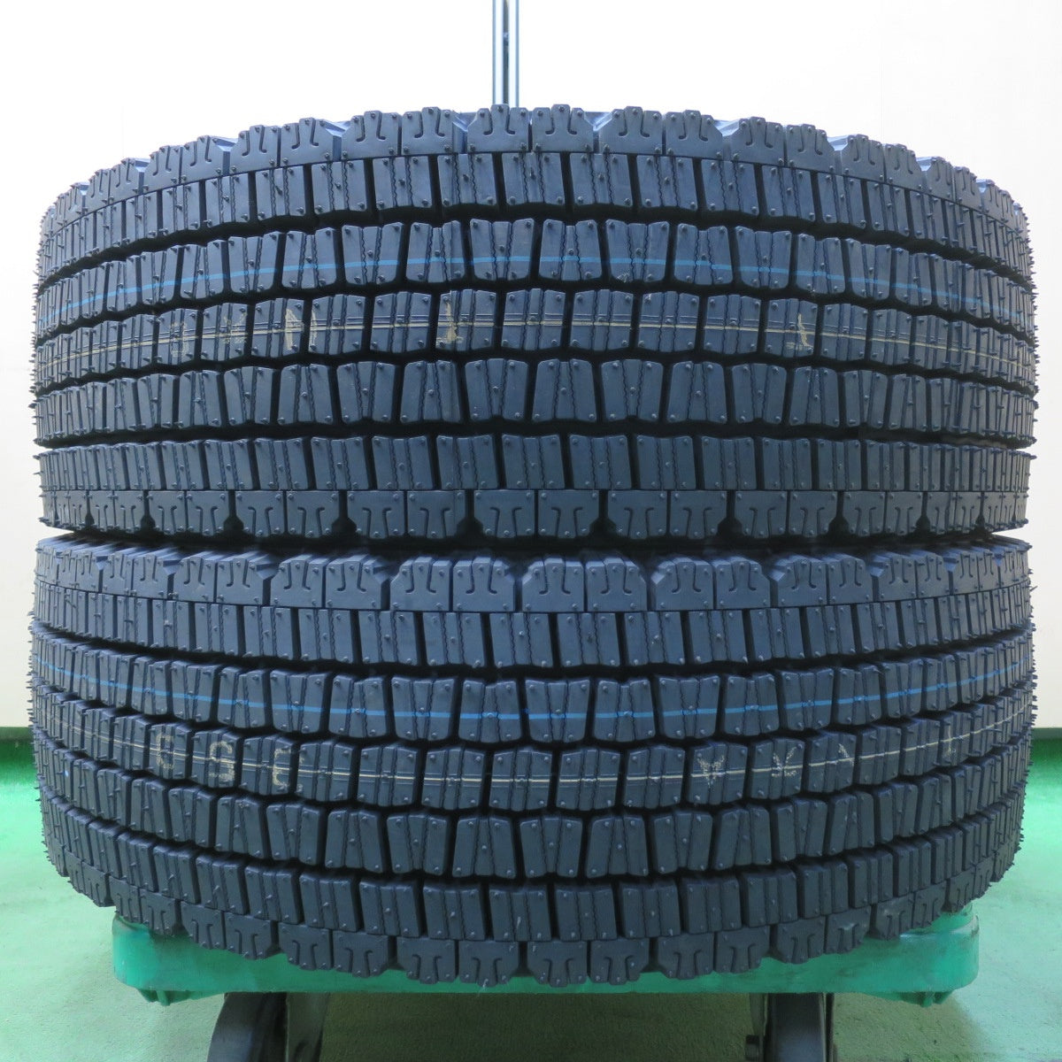 未使用!24年!2本★トラック タイヤ 245/70R19.5 136/134J スタッドレス ダンロップ デクテス SP081 DECTES 19.5インチ★5063001イスタ