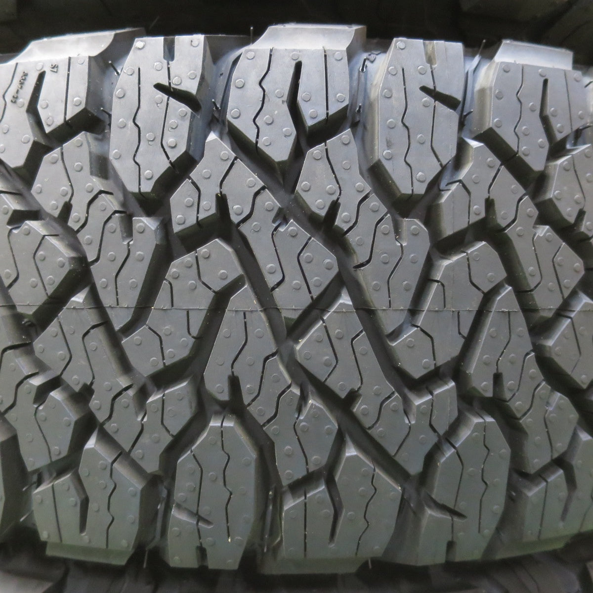 ほぼ未使用!25年★235/70R16 110/107S BFグッドリッチ All-Terrain T/A KO3 ホワイトレター タイヤ 16インチ デリカ D:5 等★6011505イノタ