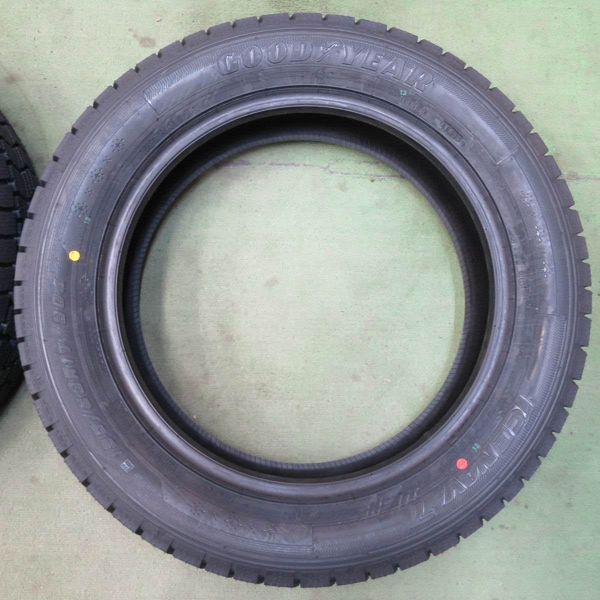 未使用!25年★スタッドレス 195/60R17 グッドイヤー アイスナビ7 タイヤ 17インチ ライズ ロッキー 60系 プリウス 等★6031912イスタ