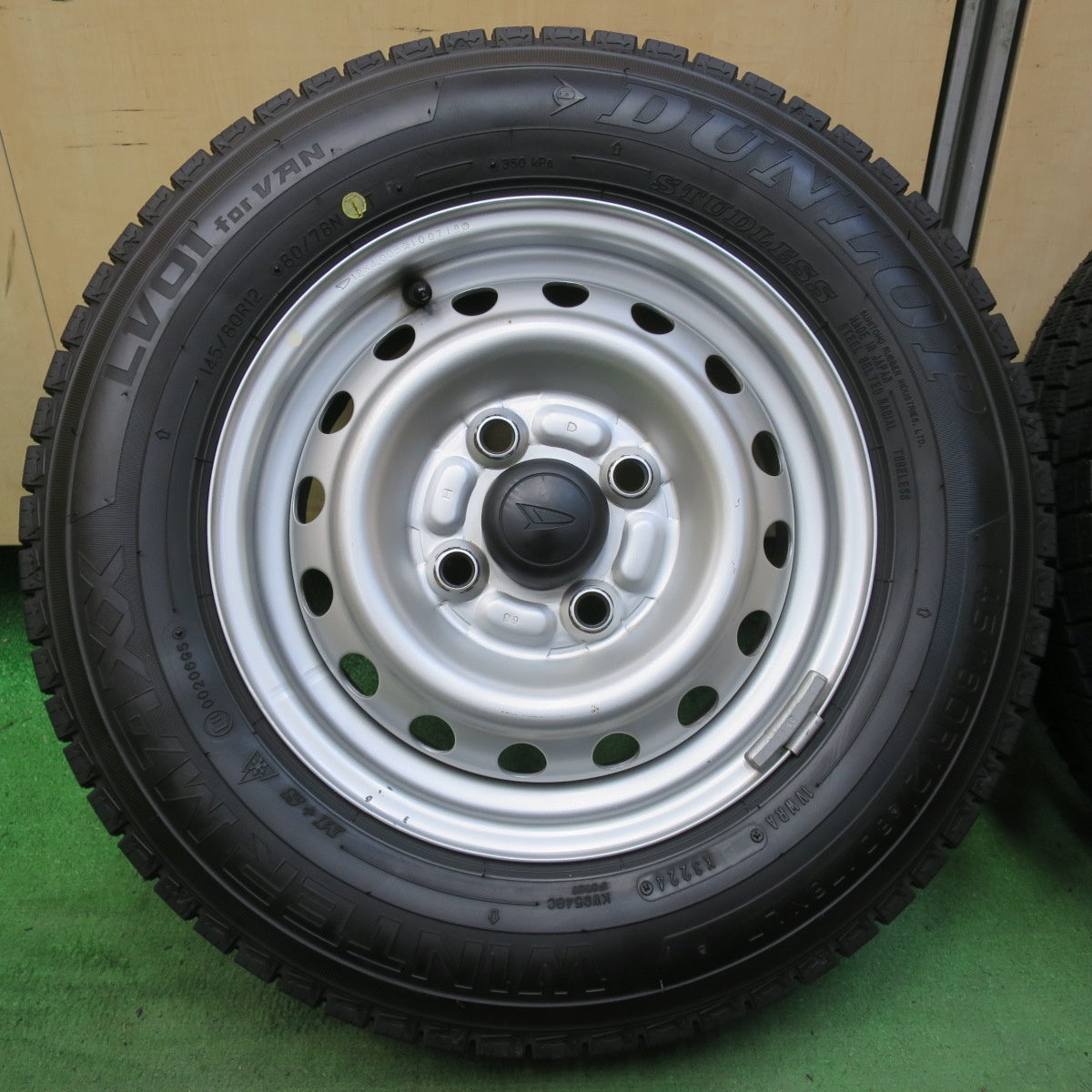バリ溝!24年!キレイ!ほぼ10分★ダイハツ ハイゼット 純正 スチール 145/80R12 80/78N スタッドレス ダンロップ ウインターマックス LV01 12インチ PCD100/4H★5092909イス