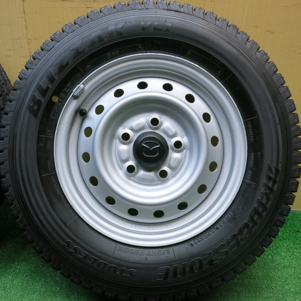 未使用!23年!キレイ★スタッドレス 175R14 8PR ブリヂストン ブリザック VL1 スチール ホイール マツダ 14インチ PCD114.3/5H★5121106HAス