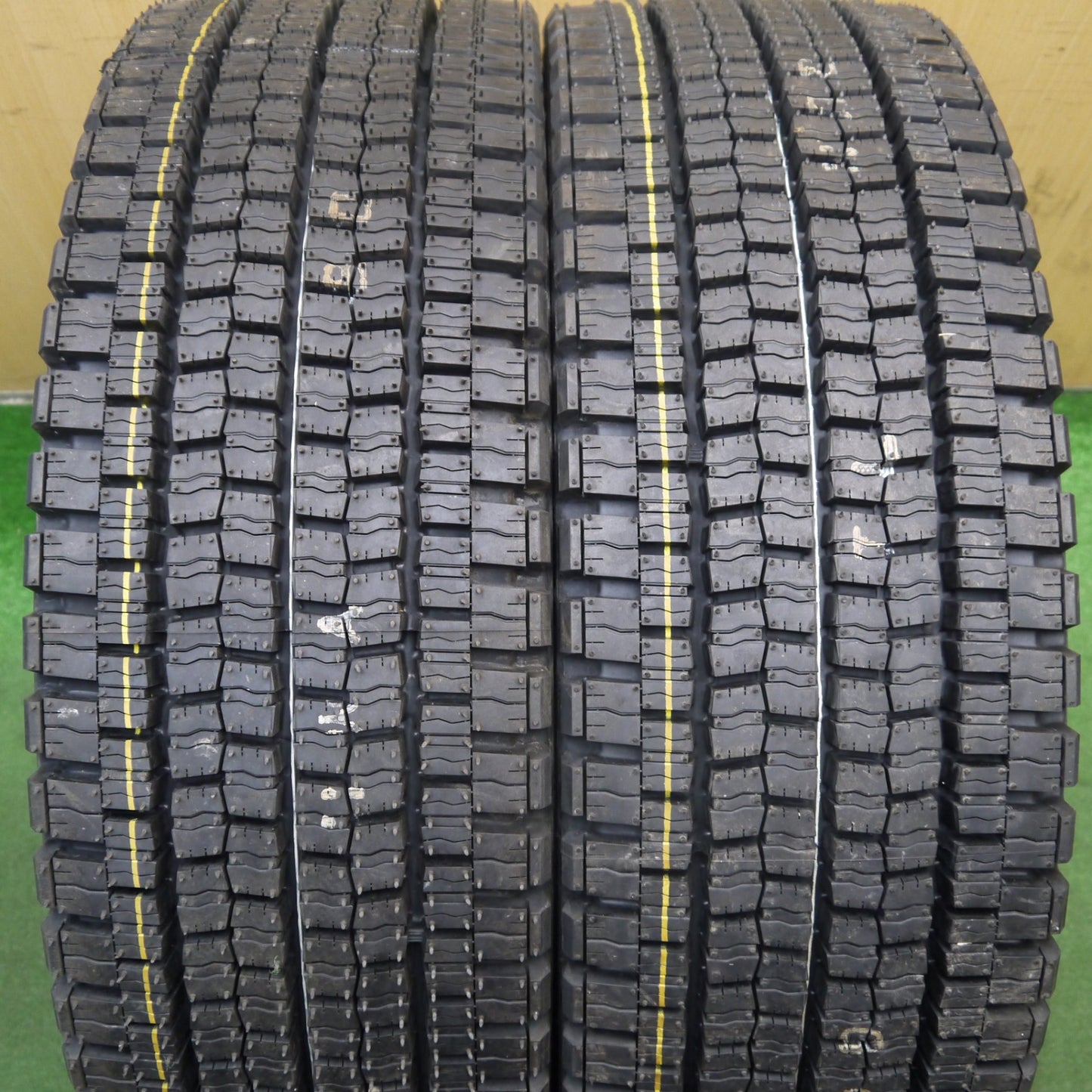未使用!23年!2本★トラック タイヤ 245/70R19.5 136/134J スタッドレス ダンロップ デクテス SP001 19.5インチ DECTES★5061106KKスタ
