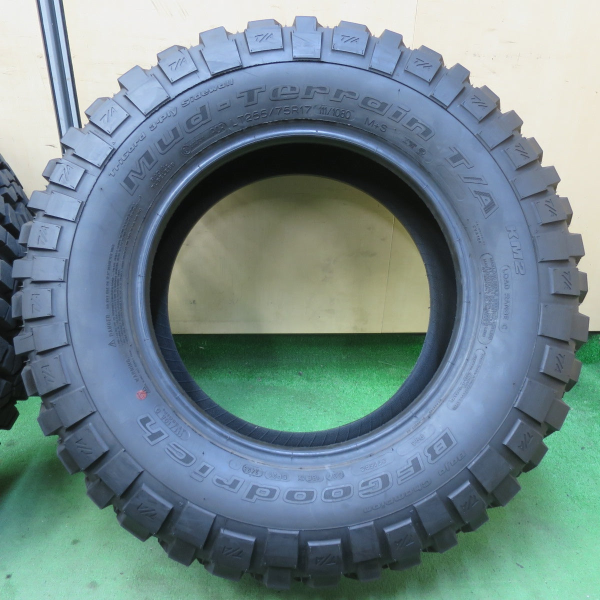 新車外し!23年★255/75R17 111/108Q BFグッドリッチ Mud-Terrain T/A KM2 タイヤ 17インチ ジープ ラングラー 等★5061001イノタ