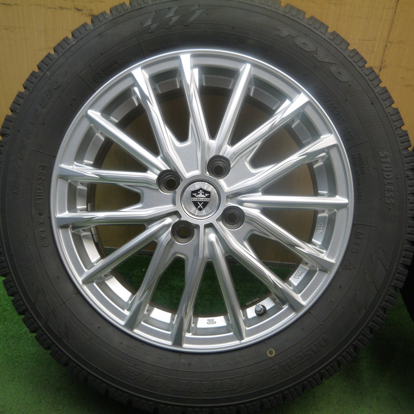 バリ溝!23年!キレイ!9.5分★スタッドレス 185/65R15 トーヨー オブザーブ ガリット GIZ ESTROSA DF-10 エステローザ 15インチ PCD100/4H★5092402Hス