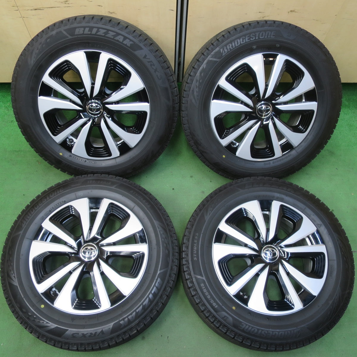 バリ溝!22年!キレイ!9分★トヨタ 50系 プリウス PHV 純正 195/65R15 スタッドレス ブリヂストン ブリザック VRX3 15インチ PCD100/5H★5061803イス