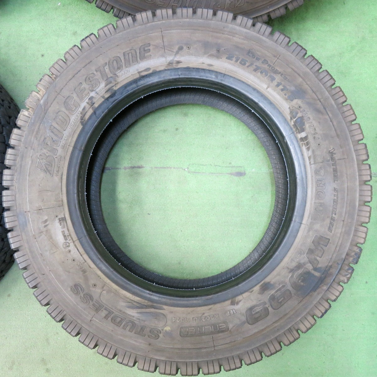 バリ溝!24年!9.5分★トラック タイヤ 215/70R17.5 123/121J スタッドレス ブリヂストン W999 17.5インチ★5070410SYスタ