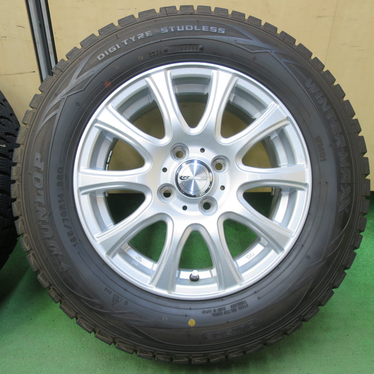 バリ溝!キレイ!9.5分★スタッドレス 185/70R14 ダンロップ ウインターマックス WM01 LAUFBAHN ラウフバーン 14インチ PCD100/4H★5093007イス