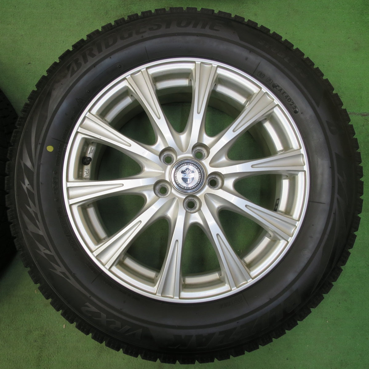 バリ溝!22年!9分★フォレスター 等 215/60R16 スタッドレス ブリヂストン ブリザック VRX2 JOKER ジョーカー 16インチ PCD100/5H★5042606イス