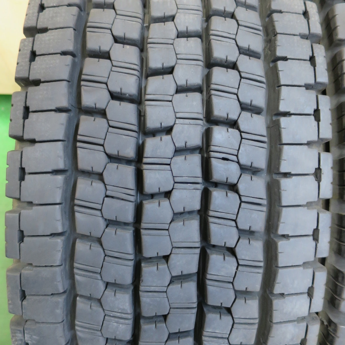 バリ溝!24年!9.5分!2本★トラック タイヤ 245/70R19.5 136/134J スタッドレス ブリヂストン W999 19.5インチ★5052607イスタ