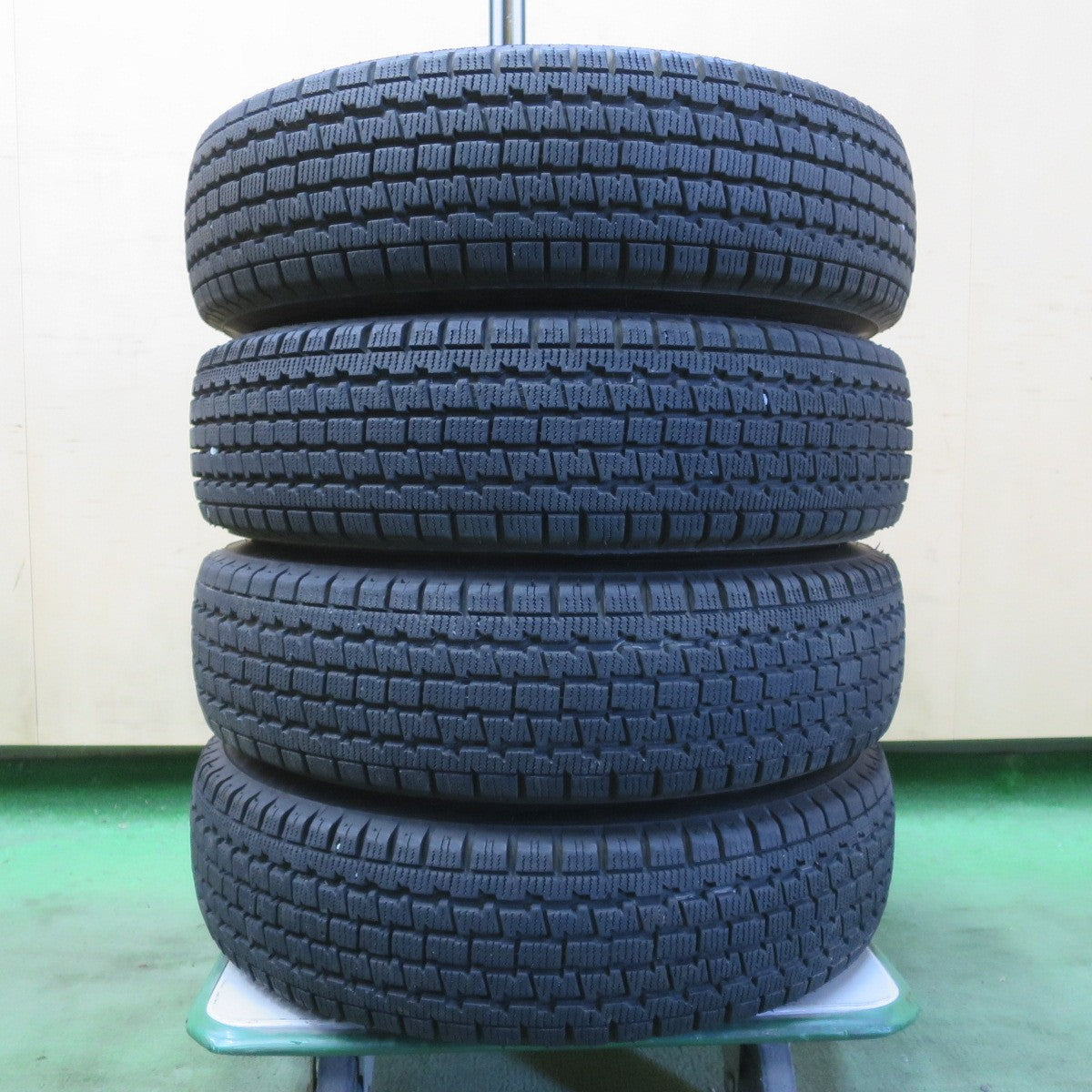 バリ溝!24年!8.5分★スタッドレス 145/80R12 80/78N ブリヂストン W300 TOPY スチール ホイール 12インチ PCD100 110 114.3/4H マルチ★6041806イス
