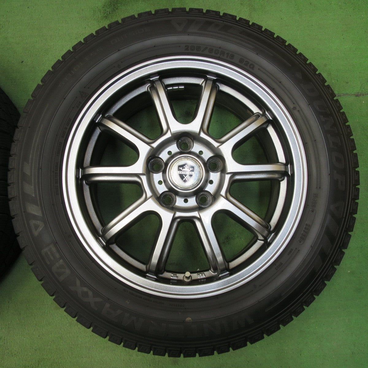 バリ溝!キレイ!9.5分★スタッドレス 205/60R16 ダンロップ ウインターマックス 03 ESTROSA エステローザ 16インチ PCD114.3/5H★5042801イス