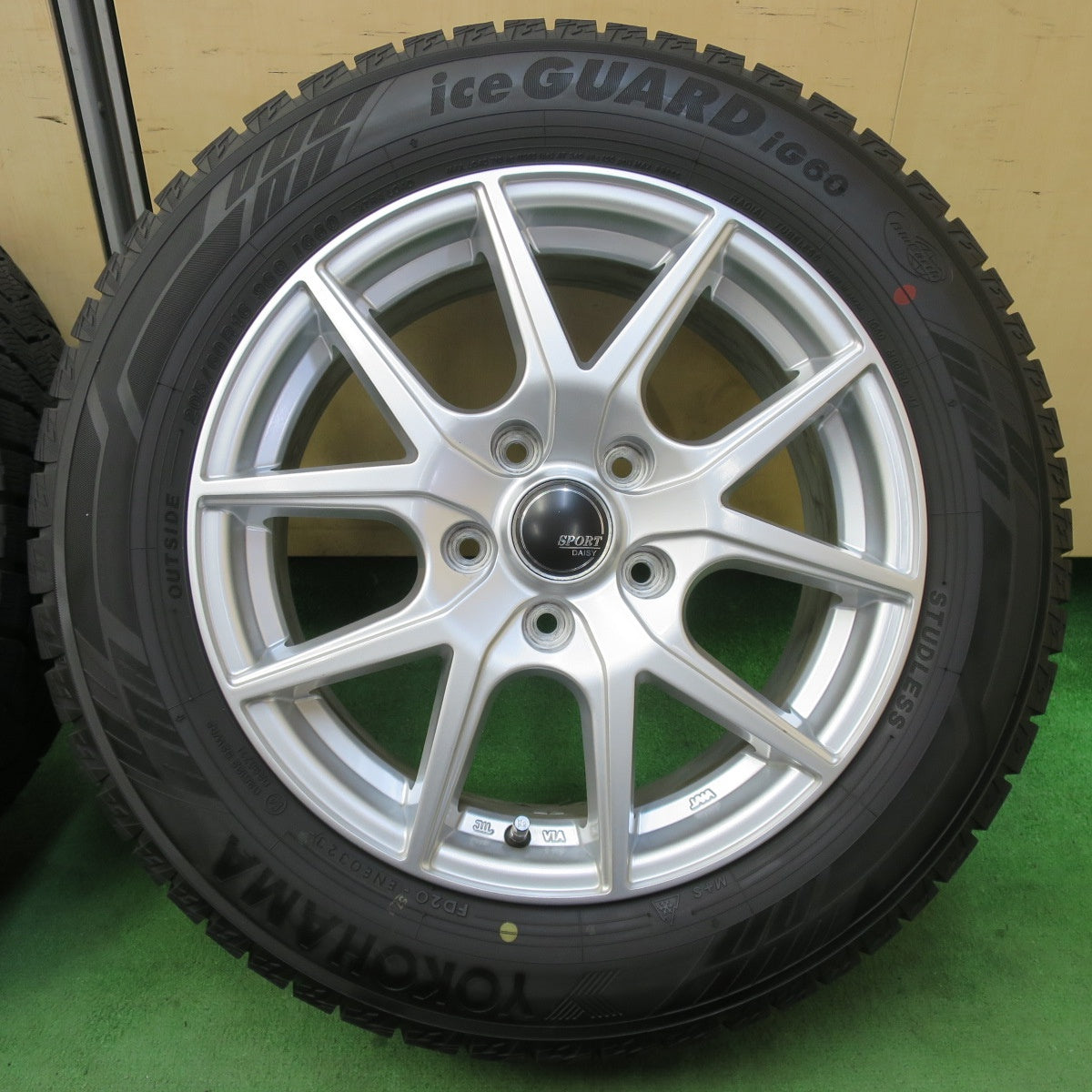 超バリ溝!23年!キレイ!ほぼ10分★スタッドレス 205/60R16 ヨコハマ アイスガード iG60 SPORT DAISY スポルト デイジー 16インチ PCD114.3/5H★5042304イス