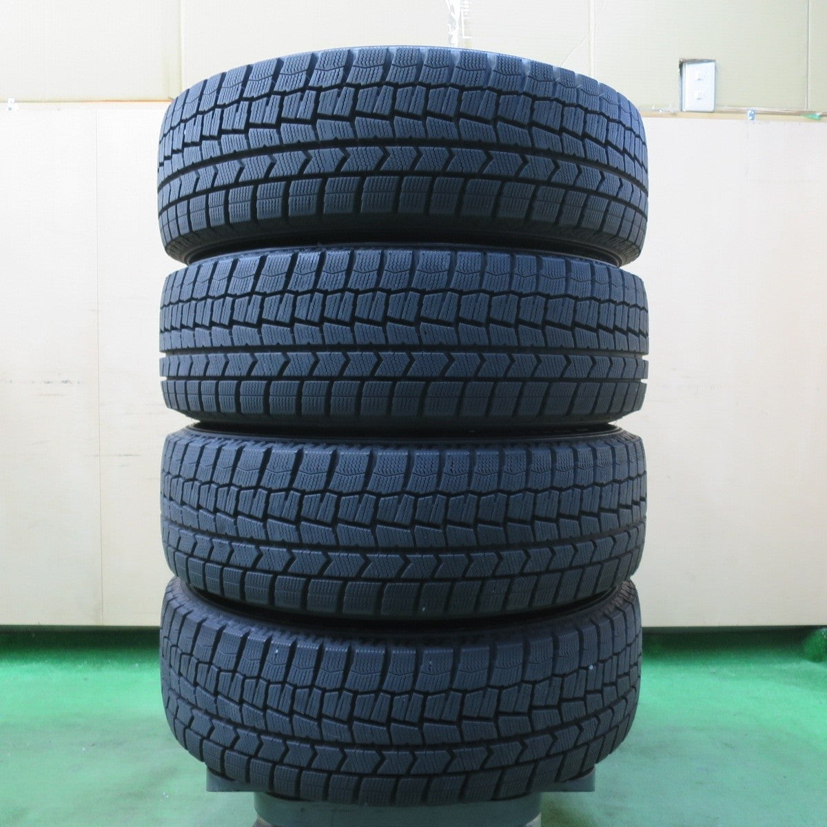 バリ溝!キレイ!9.5分★スタッドレス 195/65R16 ダンロップ ウインターマックス WM02 ESTROSA エステローザ 16インチ PCD100/4H★5040302イス