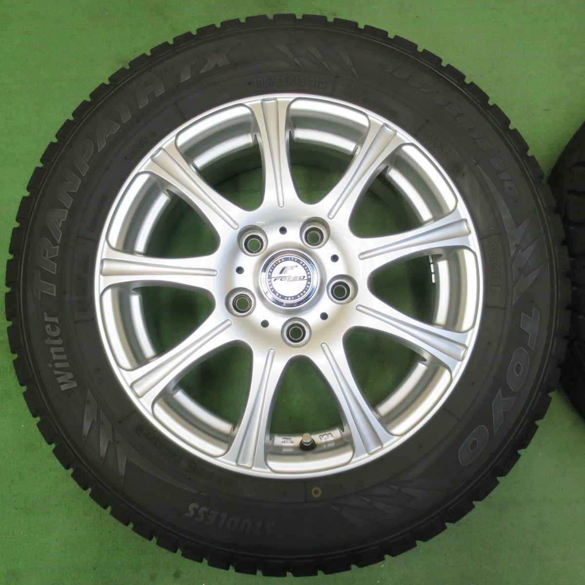 バリ溝!22年!キレイ!9.5分★スタッドレス 195/65R15 トーヨー ウインター トランパス TX FOLEO フォレオ 15インチ PCD114.3/5H★5032703イス