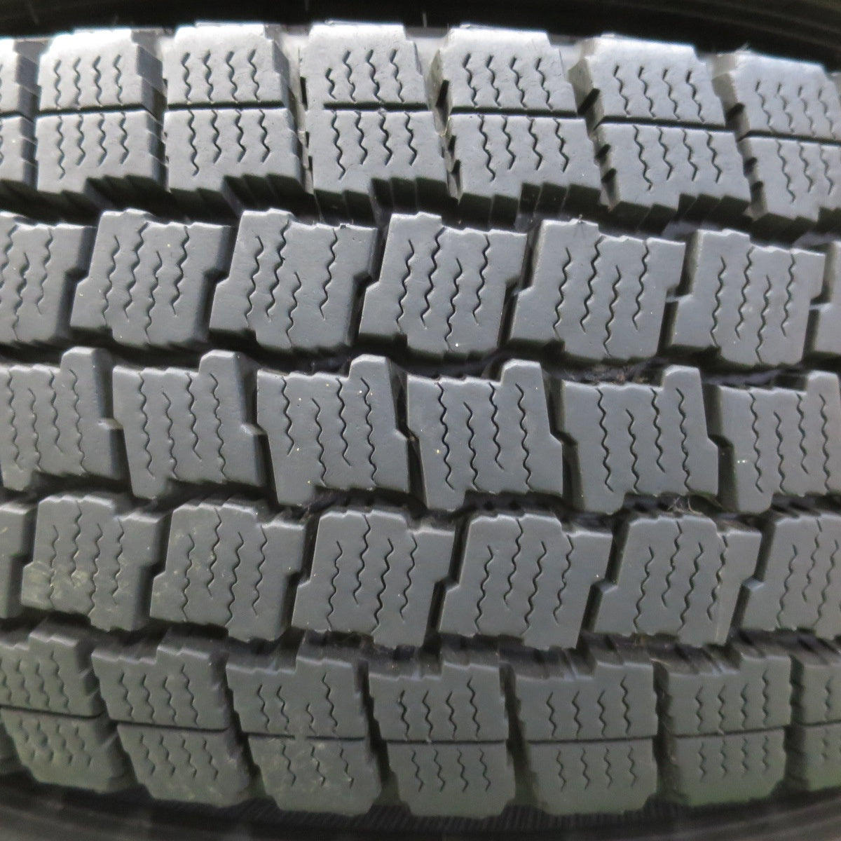 バリ溝!キレイ!9分★200系 ハイエース BISON BN-01 195/80R15 107/105L スタッドレス グッドイヤー アイスナビ カーゴ 15インチ PCD139.7/6H★5102502イス