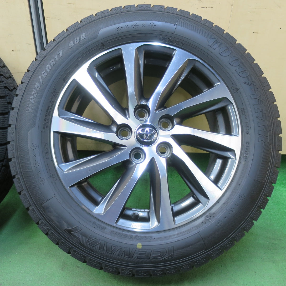 バリ溝!22年!キレイ!9.5分★トヨタ 30系 アルファード ヴェルファイア 純正 225/60R17 スタッドレス グッドイヤー アイスナビ7 17インチ PCD114.3/5H★5101703イス