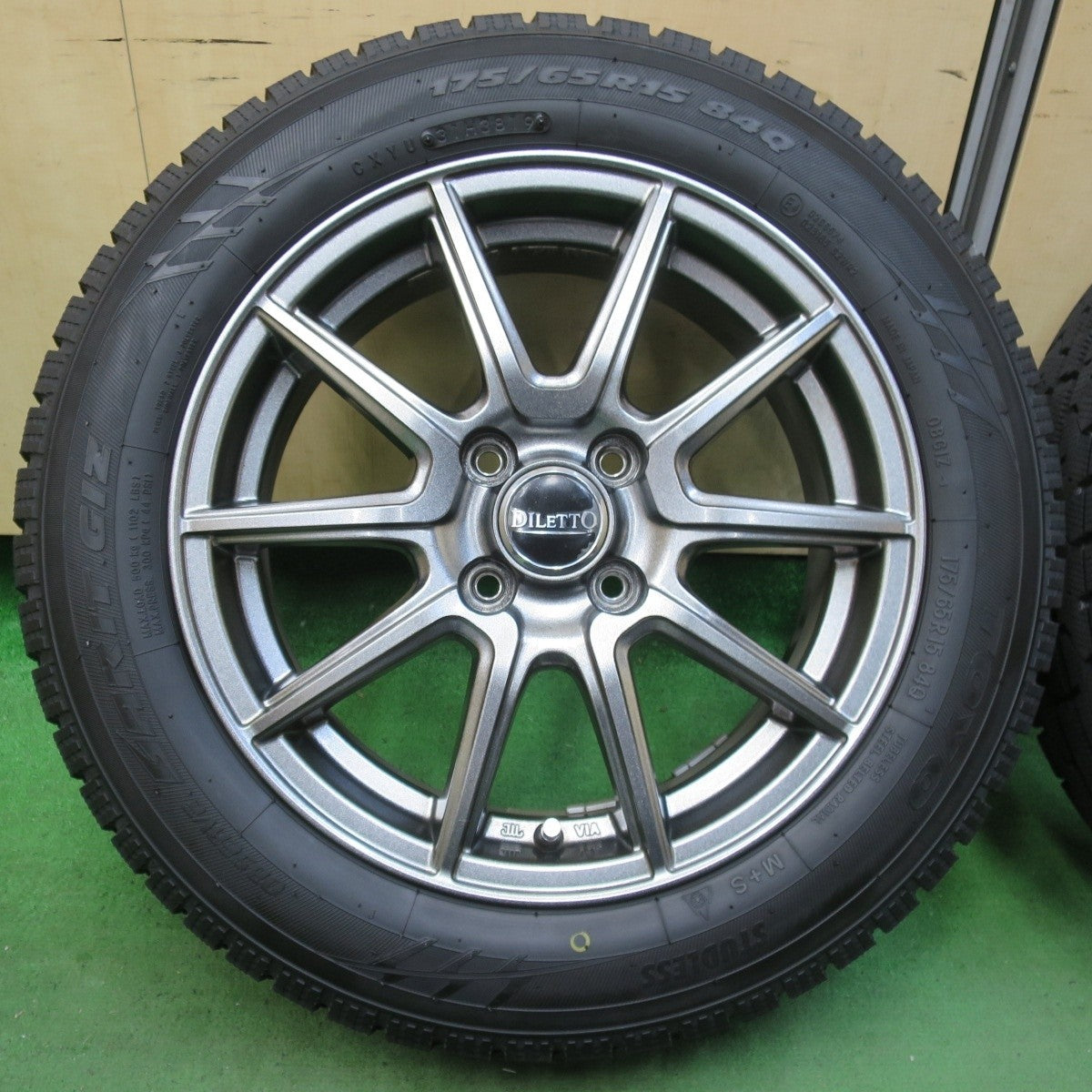 バリ溝!キレイ!9.5分以上★スタッドレス 175/65R15 トーヨー オブザーブ ガリット GIZ DILETTO ディレット 15インチ PCD100/4H★5040707イス