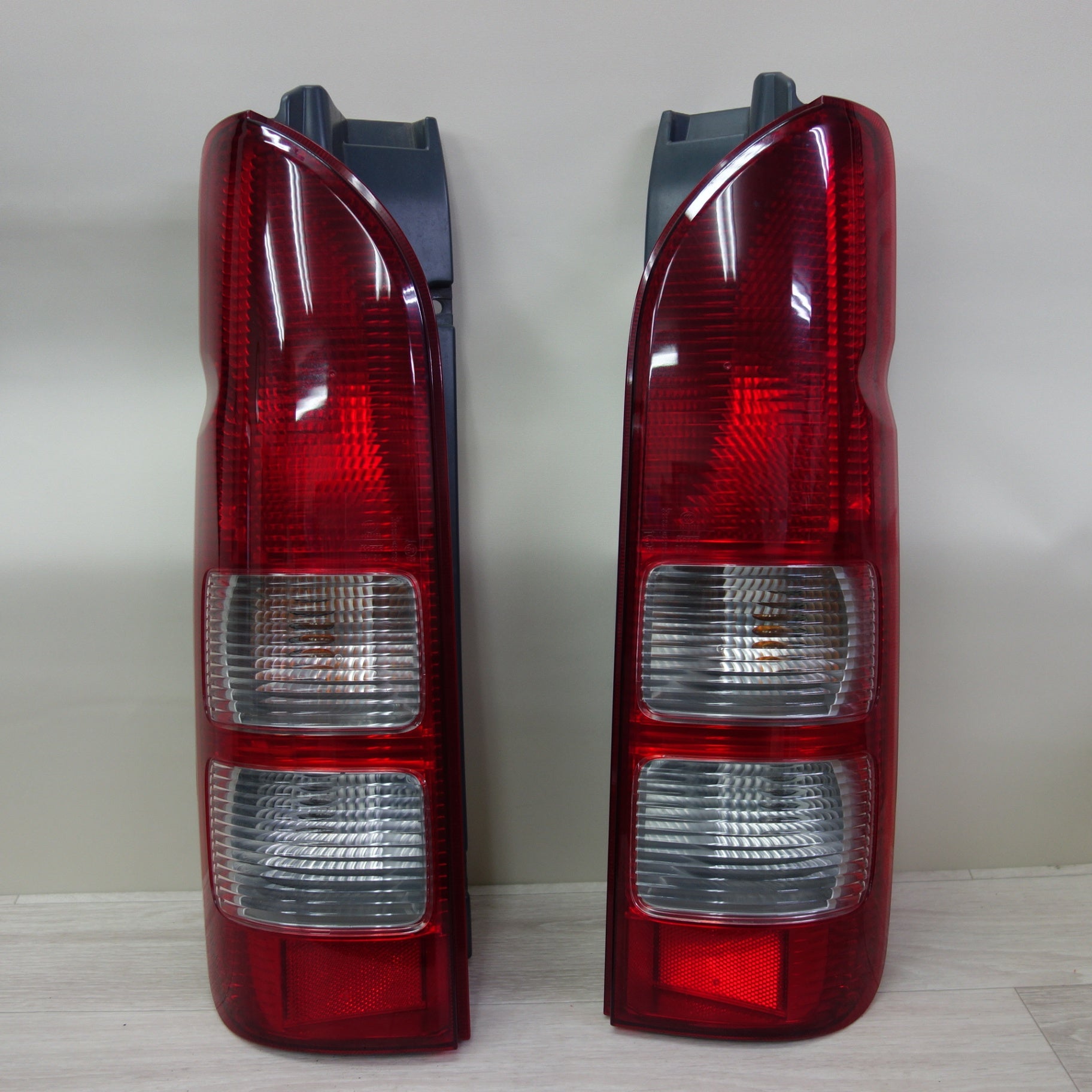 TOYOTA ハイエース テールランプ A045053 KOITO26-140