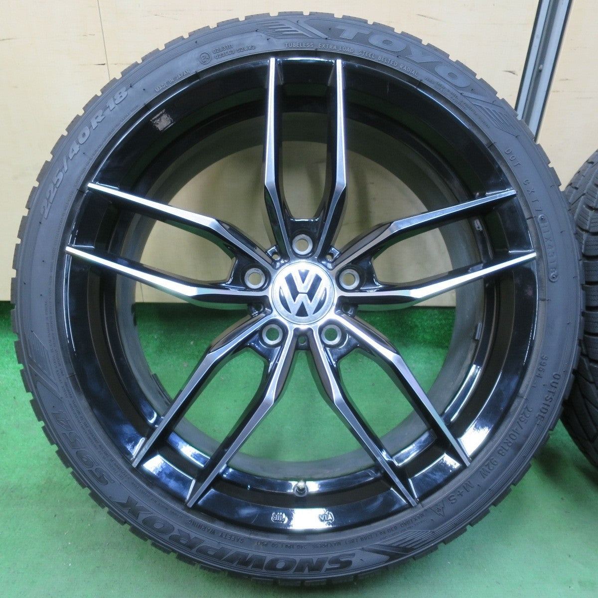 バリ溝!9.5分★ワーゲン 等 Luxury wheels Sharp Blade 225/40R18 スタッドレス トーヨー SNOWPROX S954 18インチ PCD112/5H★5040604IMス