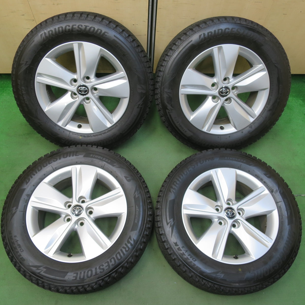 バリ溝!22年!キレイ!9.5分★トヨタ 60系 ハリアー 純正 225/65R17 スタッドレス ブリヂストン ブリザック DM-V3 17インチ PCD114.3/5H★5103018イス