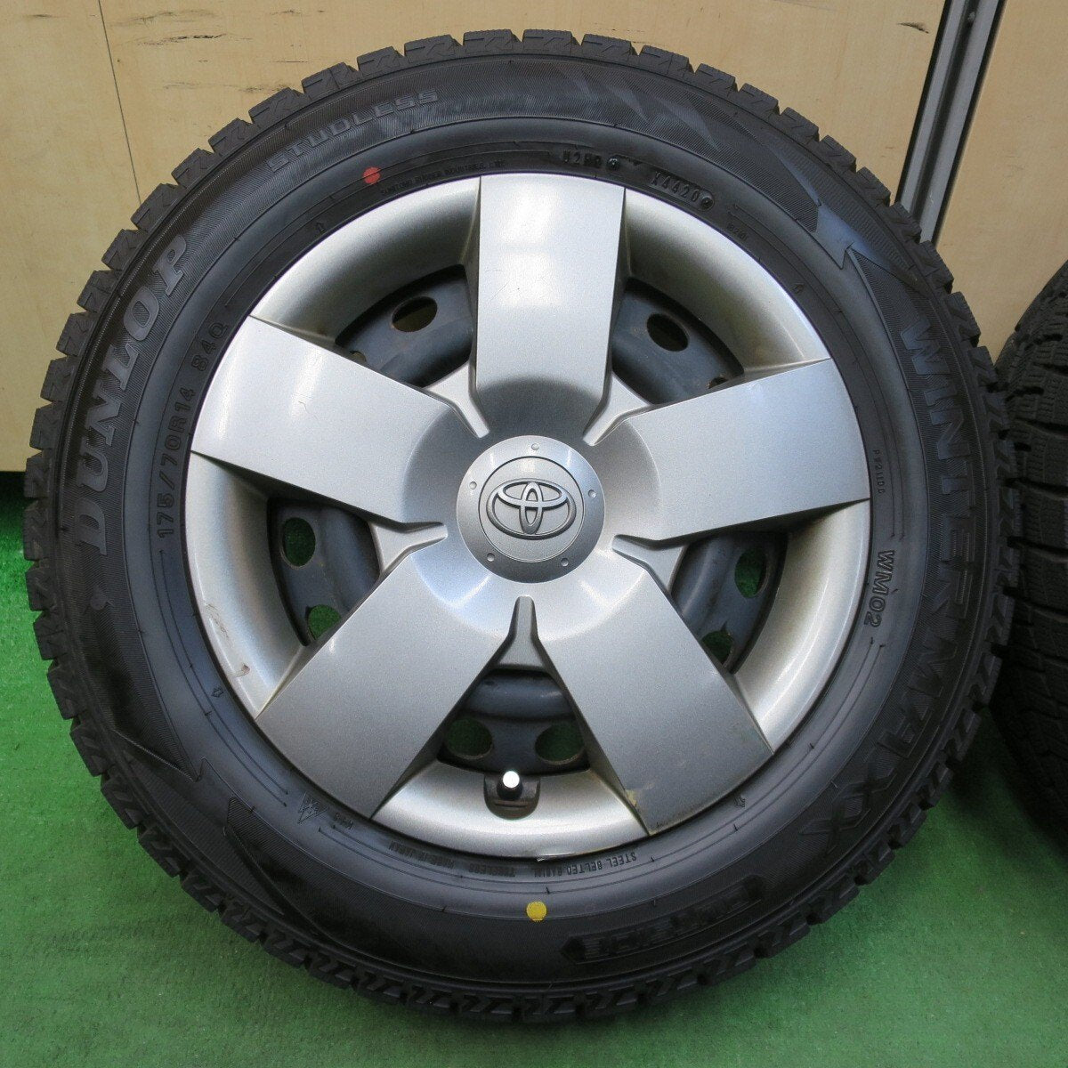 2本未使用!21年!バリ溝★トヨタ シエンタ 純正 スチール 175/70R14 スタッドレス ダンロップ ウインターマックス WM02 PCD100/4H★4110903イス