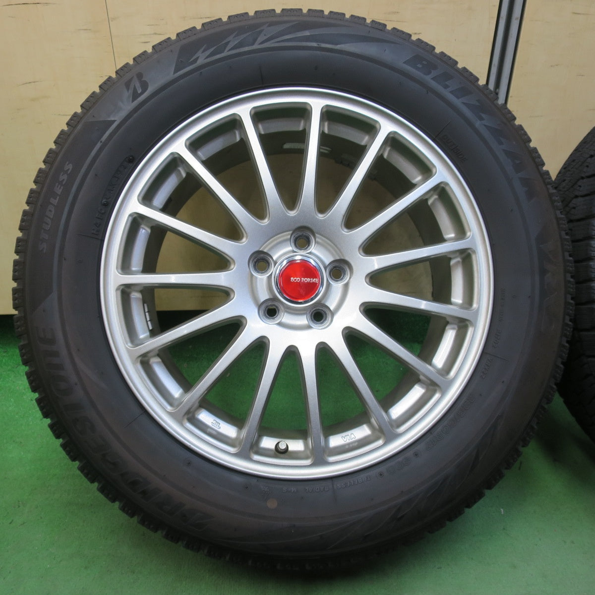 バリ溝!21年!キレイ!8.5分★フォレスター 等 225/60R17 スタッドレス ブリヂストン ブリザック VRX2 ECO FORME エコフォルム 17インチ PCD100/5H★5051510イス