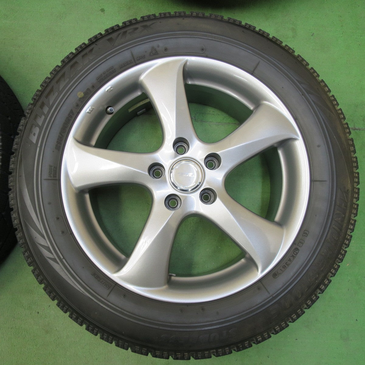 バリ溝!キレイ!8.5分★スタッドレス 215/60R17 ブリヂストン ブリザック VRX TOPRUN トップラン 17インチ PCD114.3/5H★5051513イス