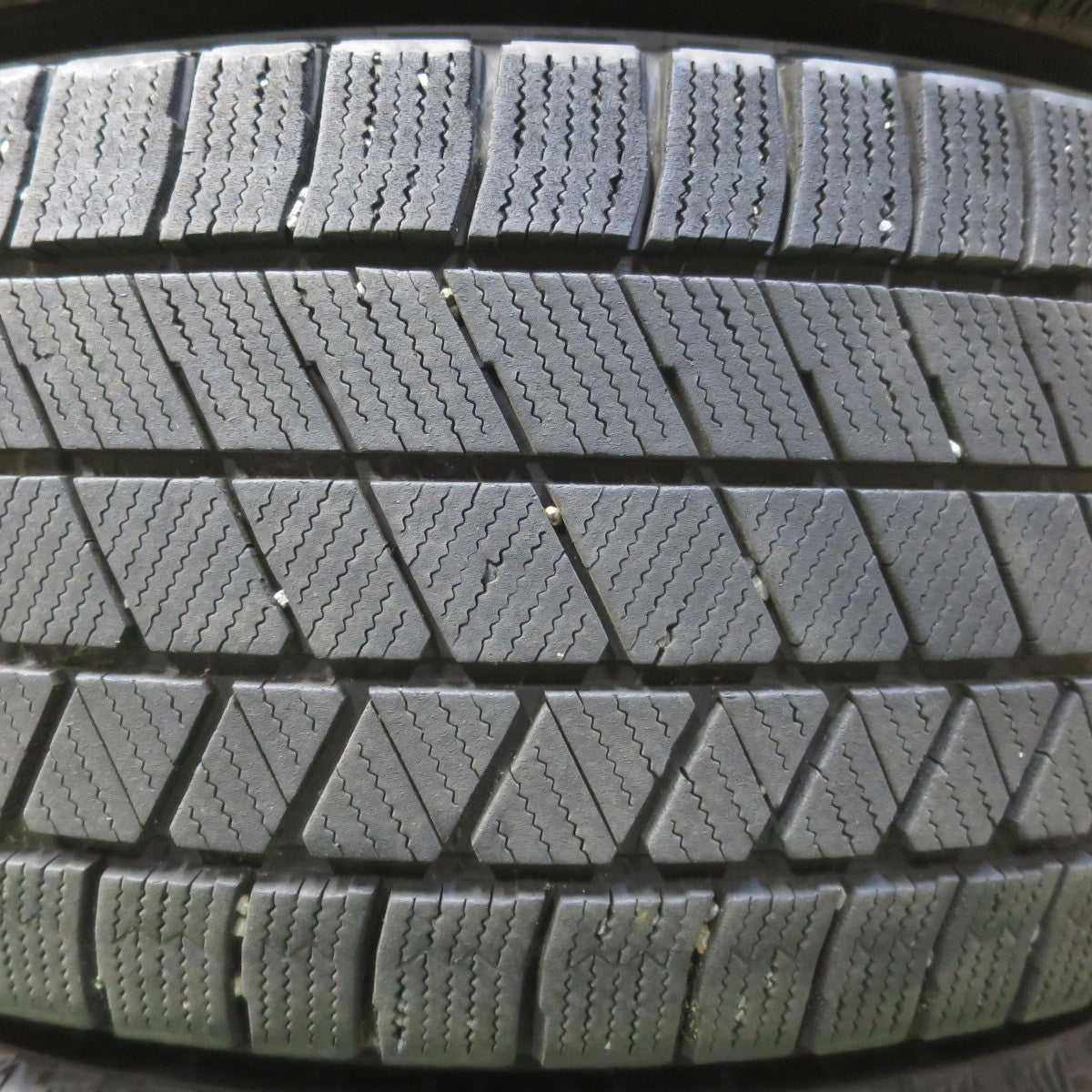 バリ溝!23年!8.5分◎スタッドレス 215/55R18 ブリヂストン ブリザック VRX3 タイヤ 18インチ CX-30 ボルボ V60 等◎6101301イスタ