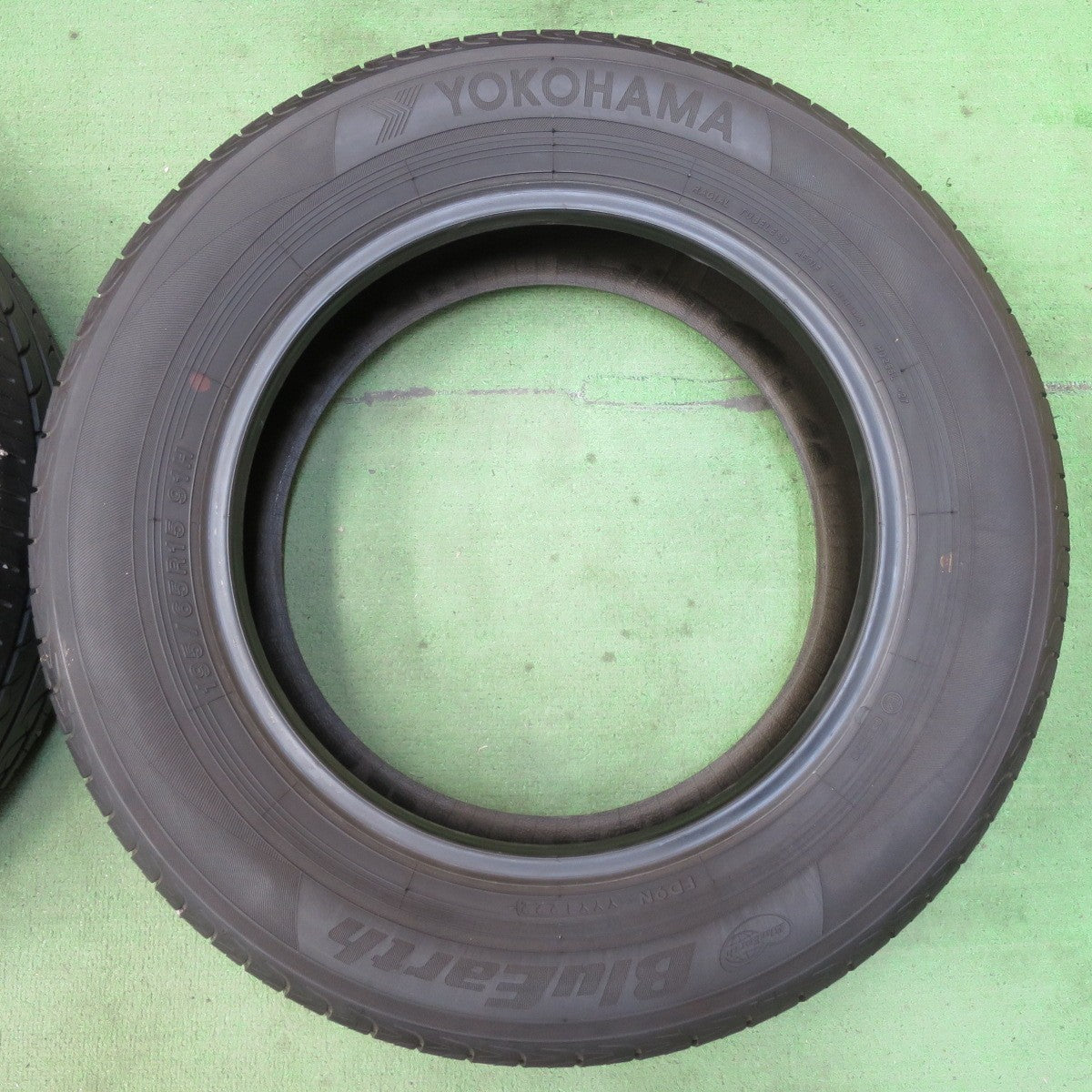 バリ溝!22年!ほぼ10分★195/65R15 ヨコハマ ブルーアース AE01F タイヤ 15インチ プリウス ノア ヴォクシー 等★5072202イノタ