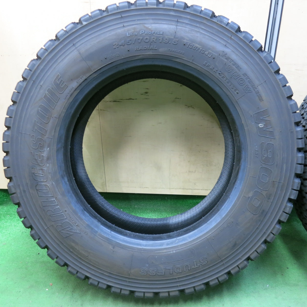 バリ溝!24年!9分!2本★トラック タイヤ 245/70R19.5 136/134J スタッドレス ブリヂストン W900 19.5インチ★5070409SYスタ