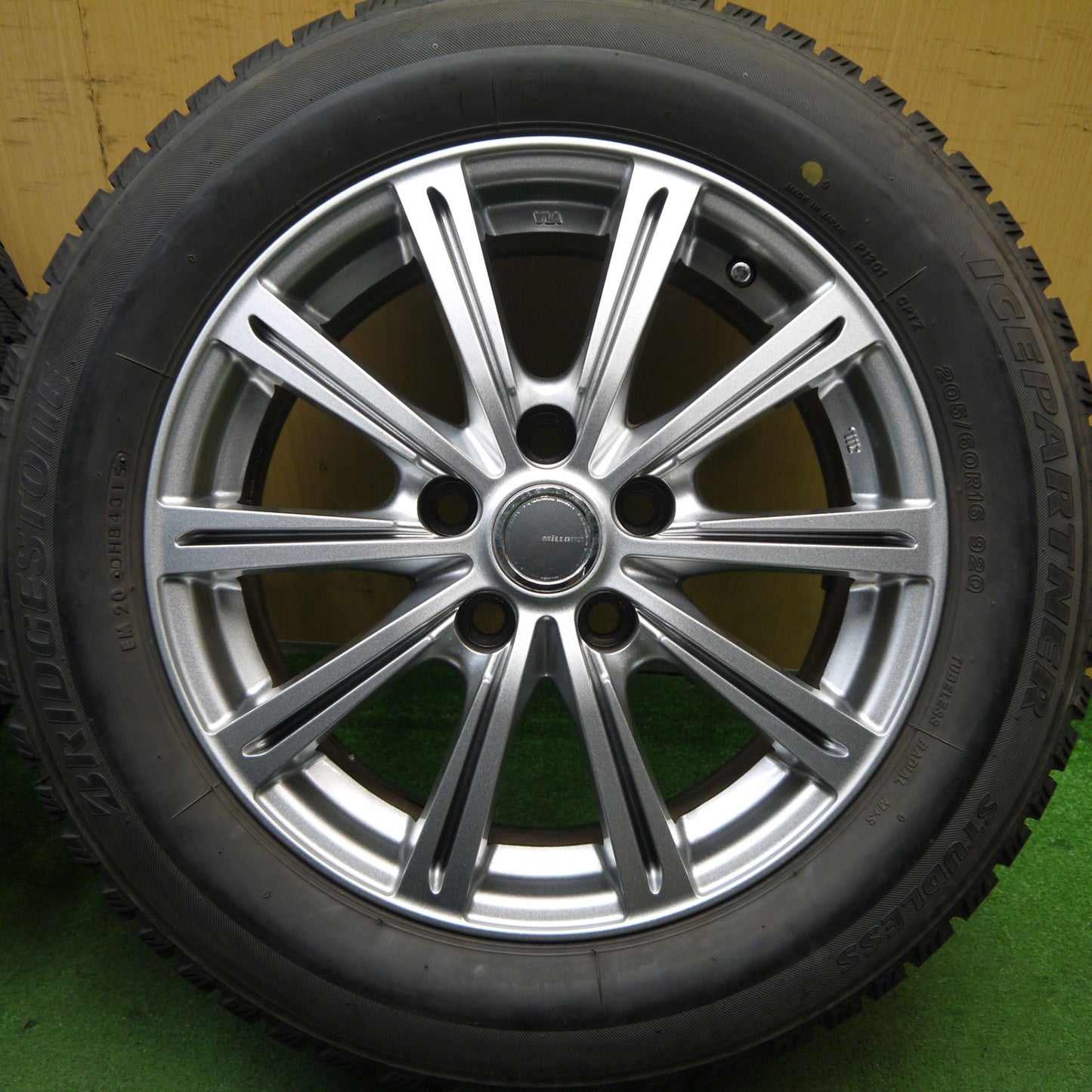 バリ溝!キレイ!9.5分★スタッドレス 205/60R16 ブリヂストン アイスパートナー MiLLOUS ミルアス 16インチ PCD114.3/5H★5060602Hス